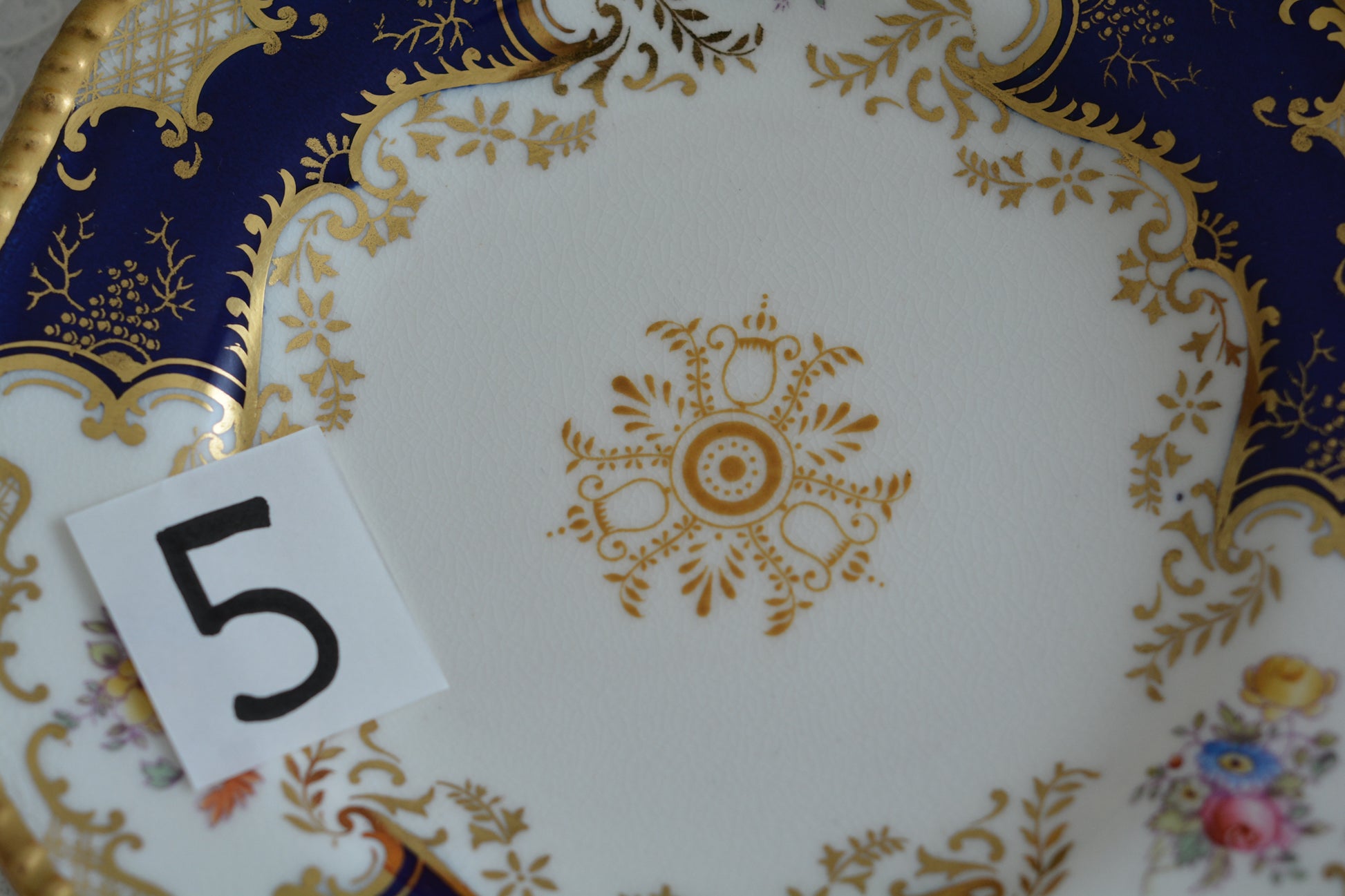 コールポートの代表作と言ってもいい、バットウィングシリーズ。こちらはコバルトブルーのティートリオです。重厚感のあるコバルトブルーと金彩のコントラスト、美しいシェイプ。凛としさ美しさがありオーラを感じます。最近はバットウィングも探すのがとても困難になってきました。心が躍るカップでティータイムをお楽しみいただけたら嬉しいです。こちらは1セットの価格です。全部で6セット在庫がございます。状態で価格が変わります。