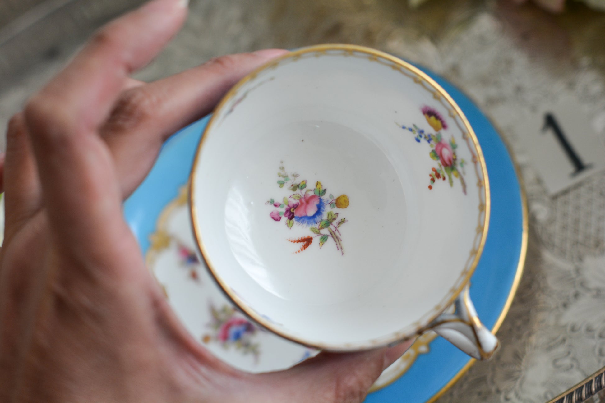 コールポートのハンドペイントで描かれた花々がとても美しいティートリオです。以前色違いのコバルトブルーのトリオをご紹介したことがあります。シリーズ名はないのですが、何色かカラーバリエーションがあります。ターコイズブルーはどのシリーズにおいても貴重なカラー。ターコイズブルーに金彩のコントラストがとても豪華な印象です。特別なティータイムにどうぞ。
