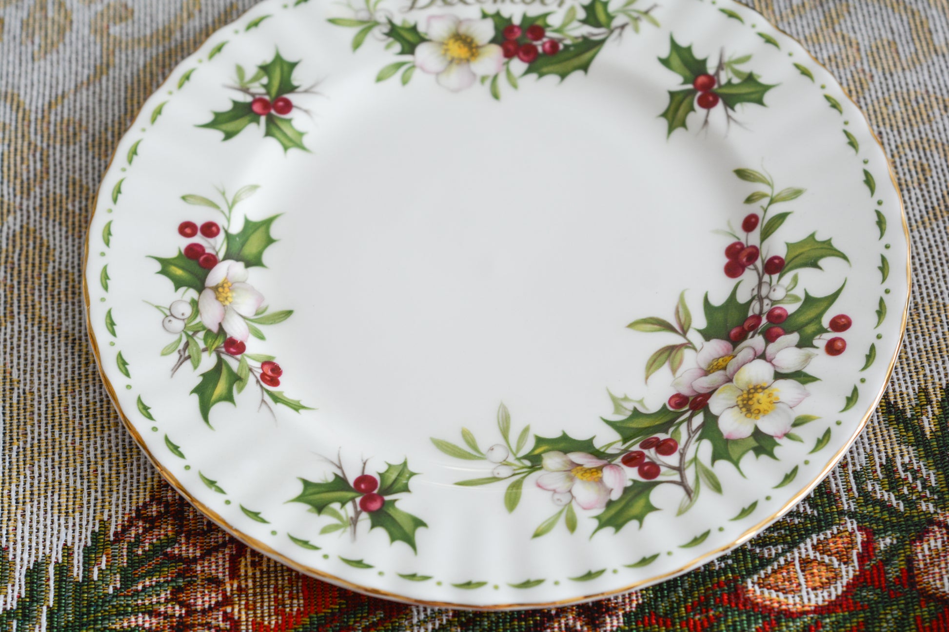 ロイヤルアルバートの人気シリーズの一つ、「フラワーオブマンス」1月から12月までそれぞれの季節のお花がモチーフのシリーズで、ついつい集めたくなってしまう魅力があります。今回ご紹介するのは、12月(December)。12月のお花はクリスマスローズです。ヒイラギに可憐なクリスマスローズがクリスマスの季節にぴったりなデザイン。とっても華やかなお品でクリスマスのテーブルを彩ります。