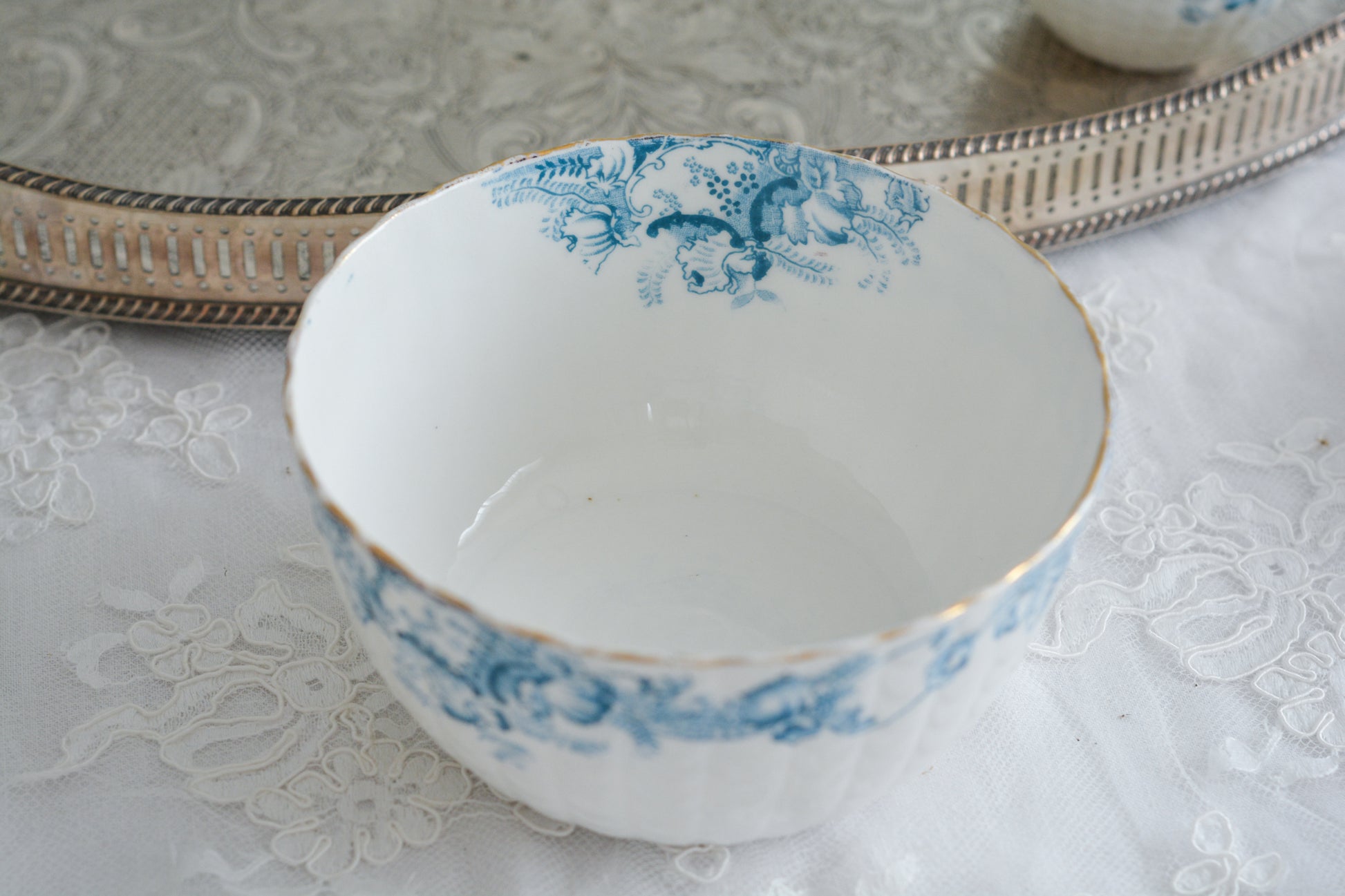 サミュエル・ラドフォードというメーカーの可愛らしいティートリオです。サミュエル・ラドフォードはスタッフォードシャーのメーカーで、1879年から1957年まで創業していました。こちらはブルーの転写模様がとても美しく地模様もとても可愛らしいお品です。同じパターンのティートリオと色違いのデザートプレートも別で掲載しています。