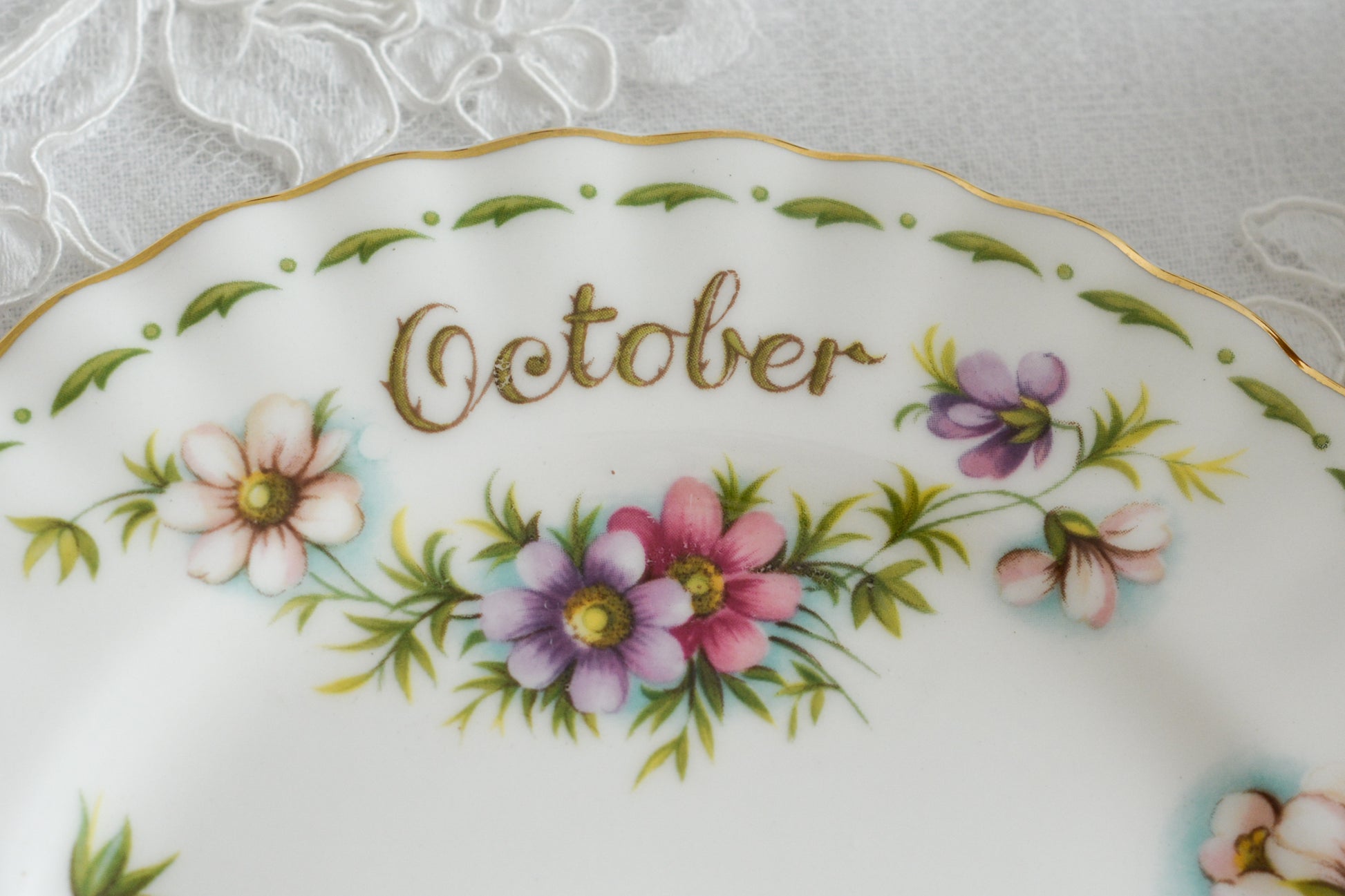 ロイヤルアルバートの人気シリーズの一つ、「フラワーオブザマンス」1月から12月までそれぞれの季節のお花がモチーフのシリーズで、ついつい集めたくなってしまう魅力があります。今回ご紹介するのは、10月(Octber)。10月のお花はコスモスです。柔らかな色合いのコスモスにターコイズブルーがアクセントの可愛らしいセットです。今回はティートリオにデザートプレートのついた珍しい4ピースセットが入荷しました!秋のティータイムをお楽しみください。