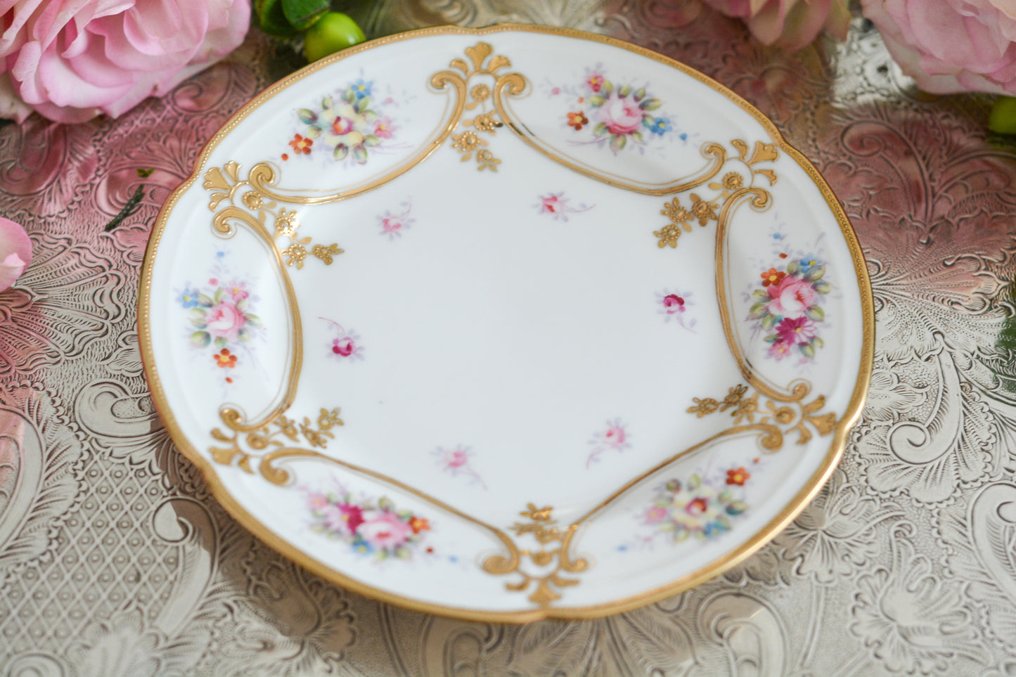 ノリタケの里帰り品のティートリオ。ハンドペイントで描かれた可愛らしいお花に金盛りの金彩の模様もとてもエレガントです。白磁がとても白く美しく気品を感じるお品。クリスマスはもちろんティータイムを華やかに盛り上げてくれるでしょう。