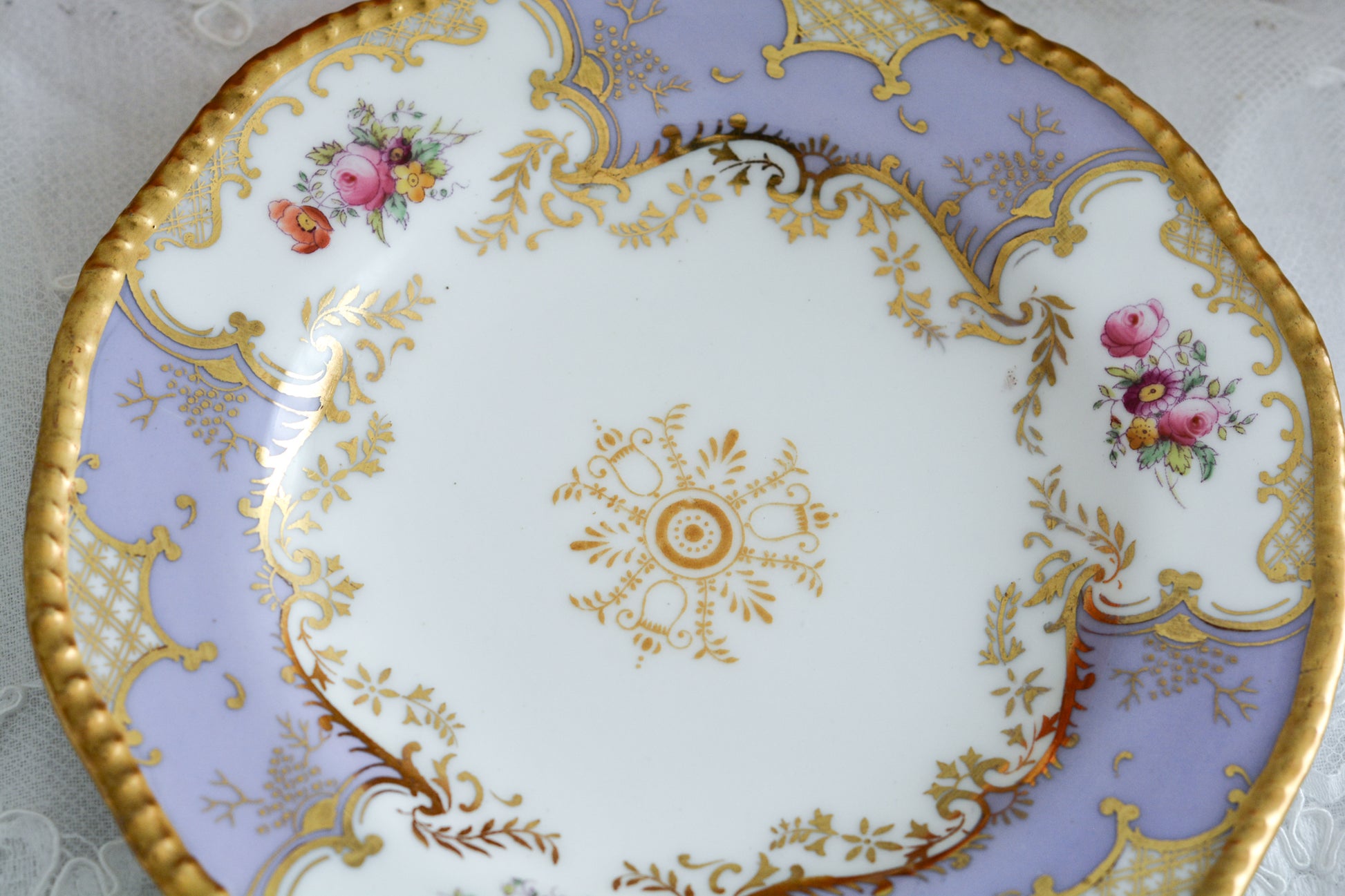 コールポートの人気シリーズ、バットウィングシリーズ。こちらはとても貴重なライラックカラーのティートリオです。そしてさらにカップの側面にブーケの模様が描かれている珍しいデザインです。ライラックカラーは美しいのはもちろんですが、柔らかな印象でとても上品ですね。最近はバットウィングシリーズは探すことがより困難になっております。ライラックカラーは元々レアカラーと言われるお品で、当店では初めてご紹介できます。美しいティートリオをぜひお楽しみください。