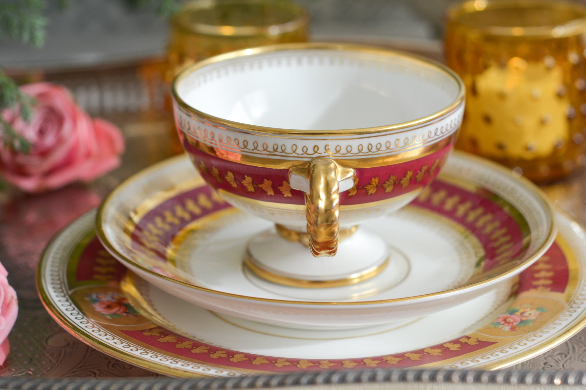 コウルドンの素晴らしいティートリオ。カップのハンドルはロープハンドルと呼ばれるデザインで、コウルドン前身のブラウンウエストヘッドムーア社が製造していたデザインです。リッジウェイ時代の豪華絢爛な作風を残しつつ、より洗練されたデザインへと昇華していったブラウンウエストヘッドムーア社。ロープハンドルはそんなブラウンウエストヘッドムーアの代表的なデザイン。数も少ないので大変人気があります。カップにはコウルドンのバックスタンプがあるのでコウルドンが引き継いで作られたお品だと思うのですが、ソーサーのダイヤモンドマークは1868年9月25日に登録されたことを示しています。ソーサーだけ古い感じはしないので、このダイヤモンドマークはこのお品ではなく、デザインの商標登録を示しているのかもしれません。アンティークは色々なストーリーを考える楽しみを与えてくれますね。