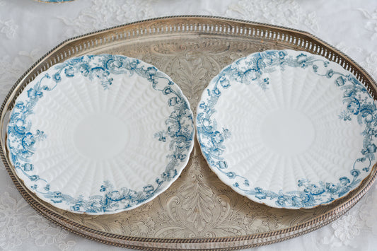 サミュエル・ラドフォードというメーカーの可愛らしいデザートプレートです。サミュエル・ラドフォードはスタッフォードシャーのメーカーで、1879年から1957年まで創業していました。こちらはブルーの転写模様がとても美しく地模様もとても可愛らしいお品です。色違いのティートリオとシュガーボウル&ミルクジャグも別で掲載しています。   こちらは1枚の価格です。全部で2枚在庫がございます。状態の良い方からお送りします。