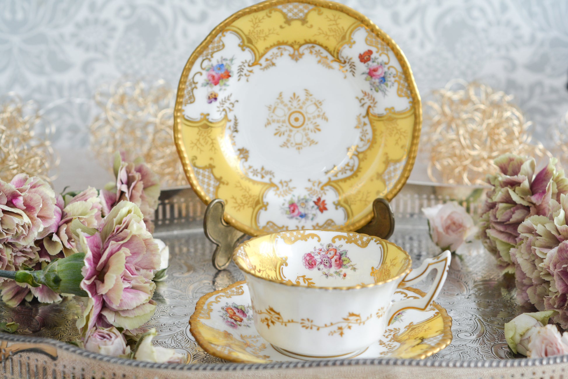 コールポートの人気シリーズ、バットウィングシリーズ。レアカラーのイエローカラーのトリオです。イエローのバットウィングは、鮮やかなイエローカラーが美しく、とても華やかな印象です。最近はバットウィングシリーズは探すことがより困難になっております。残念ながらカップにヒビが入っている為に観賞用となっております。(水漏れしたり、カップ自体が割れてしまう可能性があるため、カップに紅茶などを入れることは難しいです)ソーサーとサイドプレートはとても良い状態です。カップにヒビはあるものの観賞用としては大変美しく、貴重なお品です。ぜひコレクションとしてこのカップをお楽しみください。