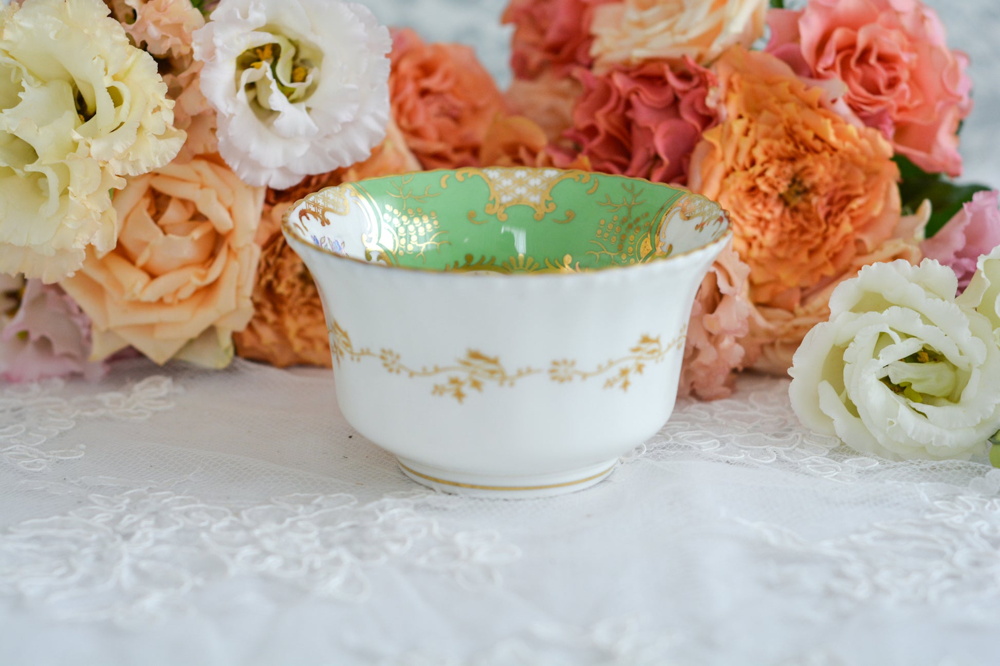 コールポートの人気シリーズのバットウィング。こちらはアップルグリーンが美しいシュガーボウルです。シュガーボウルとしても、チョコレートやキャンディーなどちょっとしたお菓子などを盛り付けても可愛らしいです。同じデザインですが、コバルトブルーと雰囲気が変わりますね。バットウィングシリーズは年々見つけることが困難になっております。こちらはとても状態の良い子で、お探しの方に見つけていただけましたら嬉しいです。