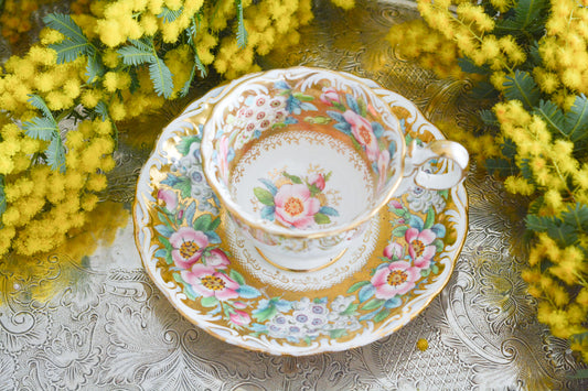 コールポートのロココリバイバル作品の人気のシェイプ、アデレードシェイプ。いろいろなデザインが作られていていますが、こちらのデザインは初めて見ました。ハンドペイントで描かれたお花は野ばらでしょうか?とても華やかなお品です。こちらは元々ティーカップとコーヒーカップ、ソーサーのセットだったと思われますが、コーヒーカップとソーサーのセットになっています。美しいお花がたくさん咲いたような美しいカップと共に春のティータイムをお楽しみください。