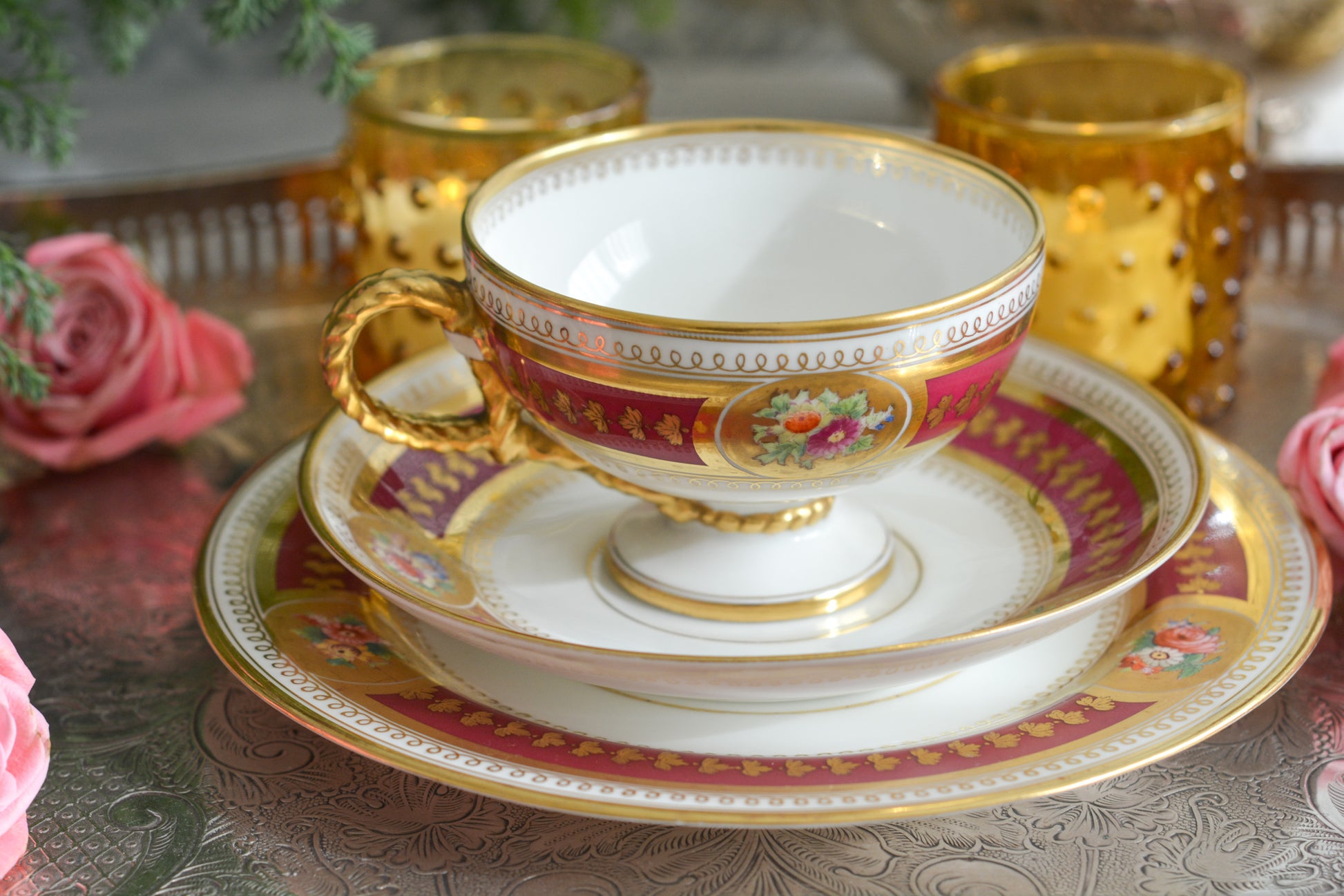 コウルドンの素晴らしいティートリオ。カップのハンドルはロープハンドルと呼ばれるデザインで、コウルドン前身のブラウンウエストヘッドムーア社が製造していたデザインです。リッジウェイ時代の豪華絢爛な作風を残しつつ、より洗練されたデザインへと昇華していったブラウンウエストヘッドムーア社。ロープハンドルはそんなブラウンウエストヘッドムーアの代表的なデザイン。数も少ないので大変人気があります。カップにはコウルドンのバックスタンプがあるのでコウルドンが引き継いで作られたお品だと思うのですが、ソーサーのダイヤモンドマークは1868年9月25日に登録されたことを示しています。ソーサーだけ古い感じはしないので、このダイヤモンドマークはこのお品ではなく、デザインの商標登録を示しているのかもしれません。アンティークは色々なストーリーを考える楽しみを与えてくれますね。