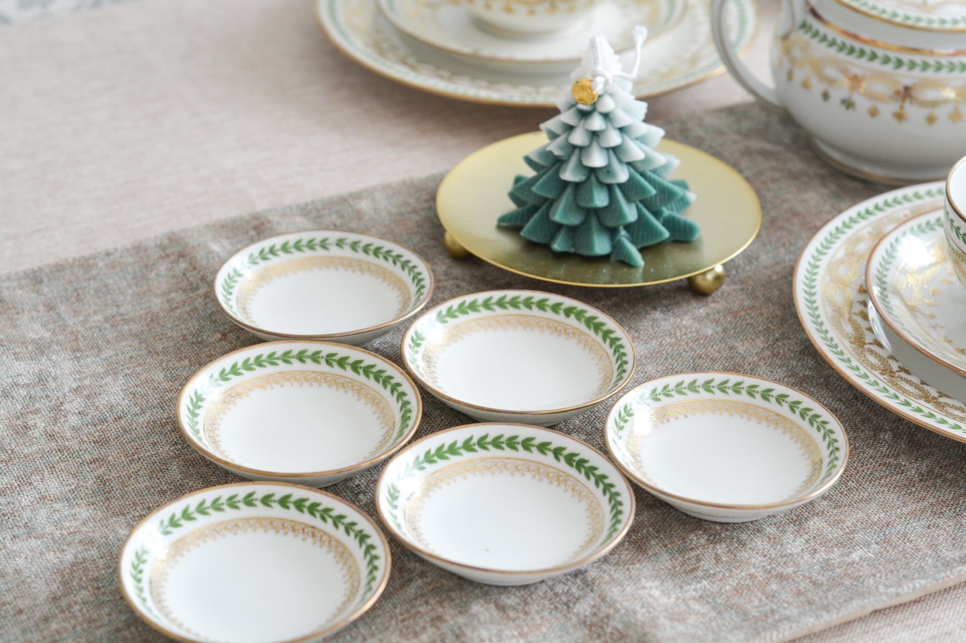 フランスのリモージュ、ジャン・プーヤ工房の小さな小さなプレートです。ジャムやクロテッドクリームをのせても素敵。シンプルなデザインですが、上品でクリスマスのティータイムやテーブルコーディネートにぴったりなお品。  クリスマス企画の特別価格になっています。こちらは6枚セットです。