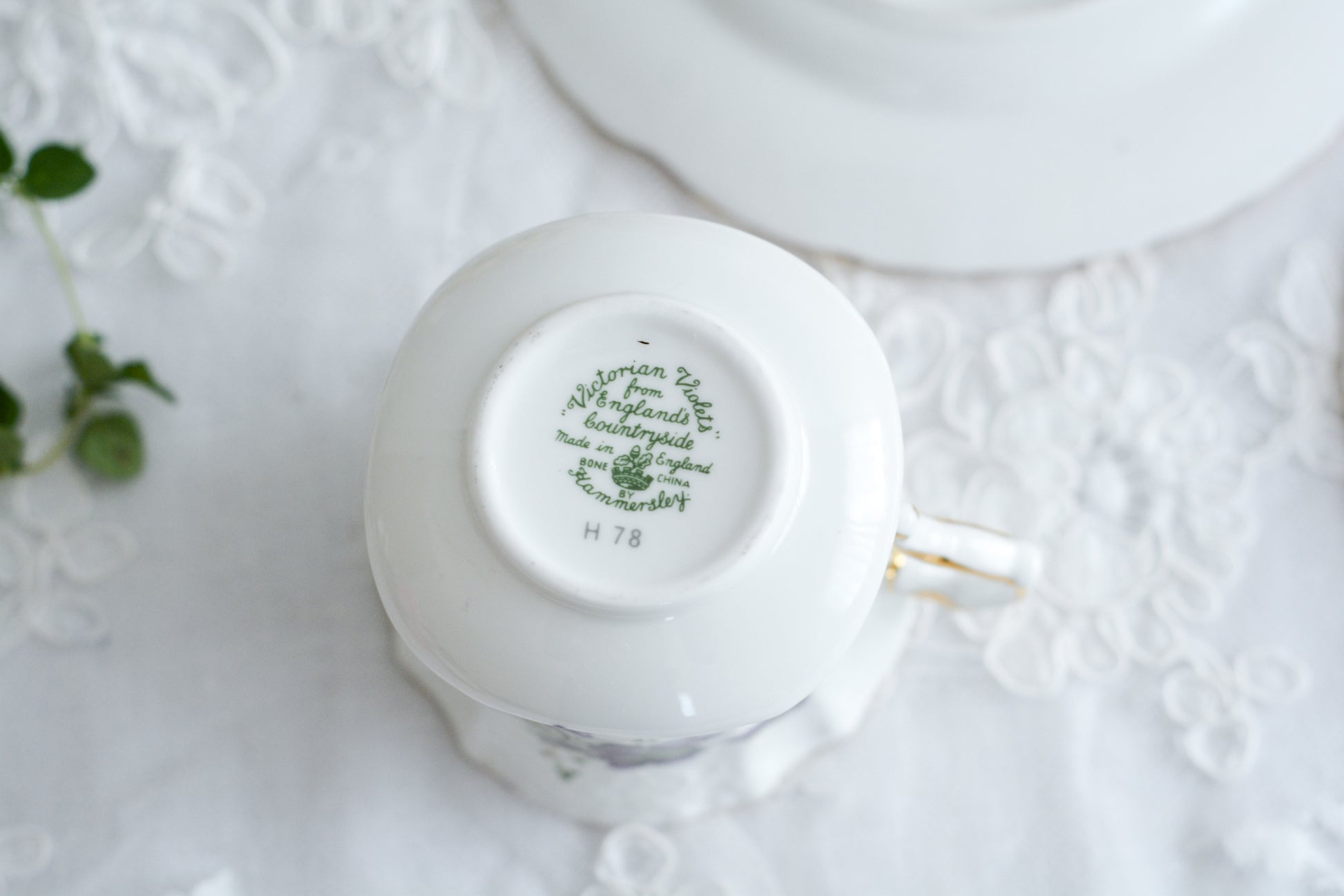 ハマースレイの人気シリーズ、ヴィクトリアンバイオレット。可憐なすみれのモチーフのティートリオです。ヴィクトリアンバイオレットシリーズは製造年代などで絵柄が少しずつ異なります。こちらは可愛らしい絵柄はもちろん、エンボス模様があり特に優雅なお品です。テーブルがパッと明るく可愛らしくなりますね。