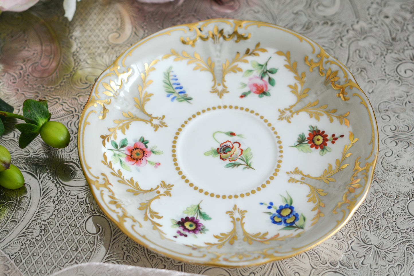 トゥルートリオは、ティーカップ、コーヒーカップ、ソーサーのセットで1800年代中頃まではトリオといえばトゥルートリオが主流でした。こちらはバックスタンプなどはないのですが、ソーサーの裏面にうっすらとMINTONと確認できます。美しいハンドペイントの絵付けはさすがミントン。ミントンの絵付けは繊細で優しいタッチですね。リングハンドルもエレガントです。とても状態の良いお品で、紅茶もコーヒーもお楽しみいただけます。素敵なティータイムをお過ごしください。