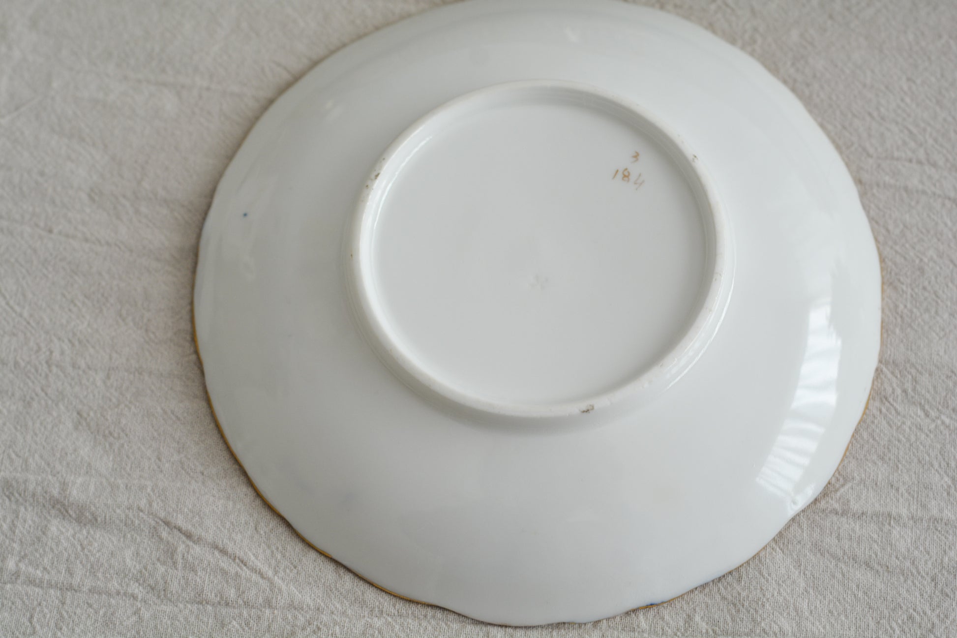 コールポートのロココリバイバル作品のアデレードシェイプ。とても優雅なシェイプで、ハンドペイントで描かれる花々は繊細でとても美しいです。いろいろなデザインが作られていて、シェイプは同じでも絵柄は少しずつ違います。こちらはコバルトブルーに金彩のお花模様が豪華なお品。アデレードシェイプは探すのにとても苦労しますが、見つけた時の喜びはとても大きいものです。金彩の薄れはありますが、貫入のないとても良い状態です。素敵なアデレードシェイプをぜひご覧ください。