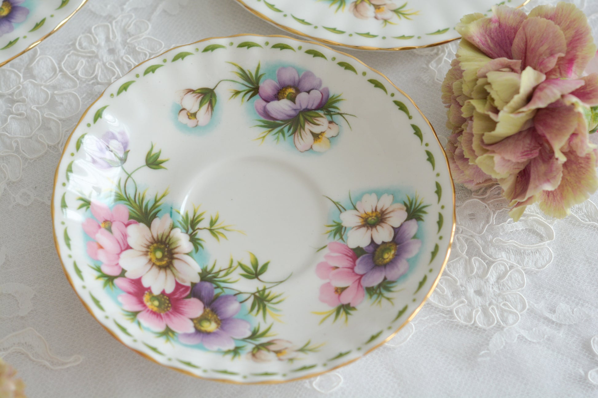 ロイヤルアルバートの人気シリーズの一つ、「フラワーオブザマンス」1月から12月までそれぞれの季節のお花がモチーフのシリーズで、ついつい集めたくなってしまう魅力があります。今回ご紹介するのは、10月(Octber)。10月のお花はコスモスです。柔らかな色合いのコスモスにターコイズブルーがアクセントの可愛らしいセットです。今回はティートリオにデザートプレートのついた珍しい4ピースセットが入荷しました!秋のティータイムをお楽しみください。