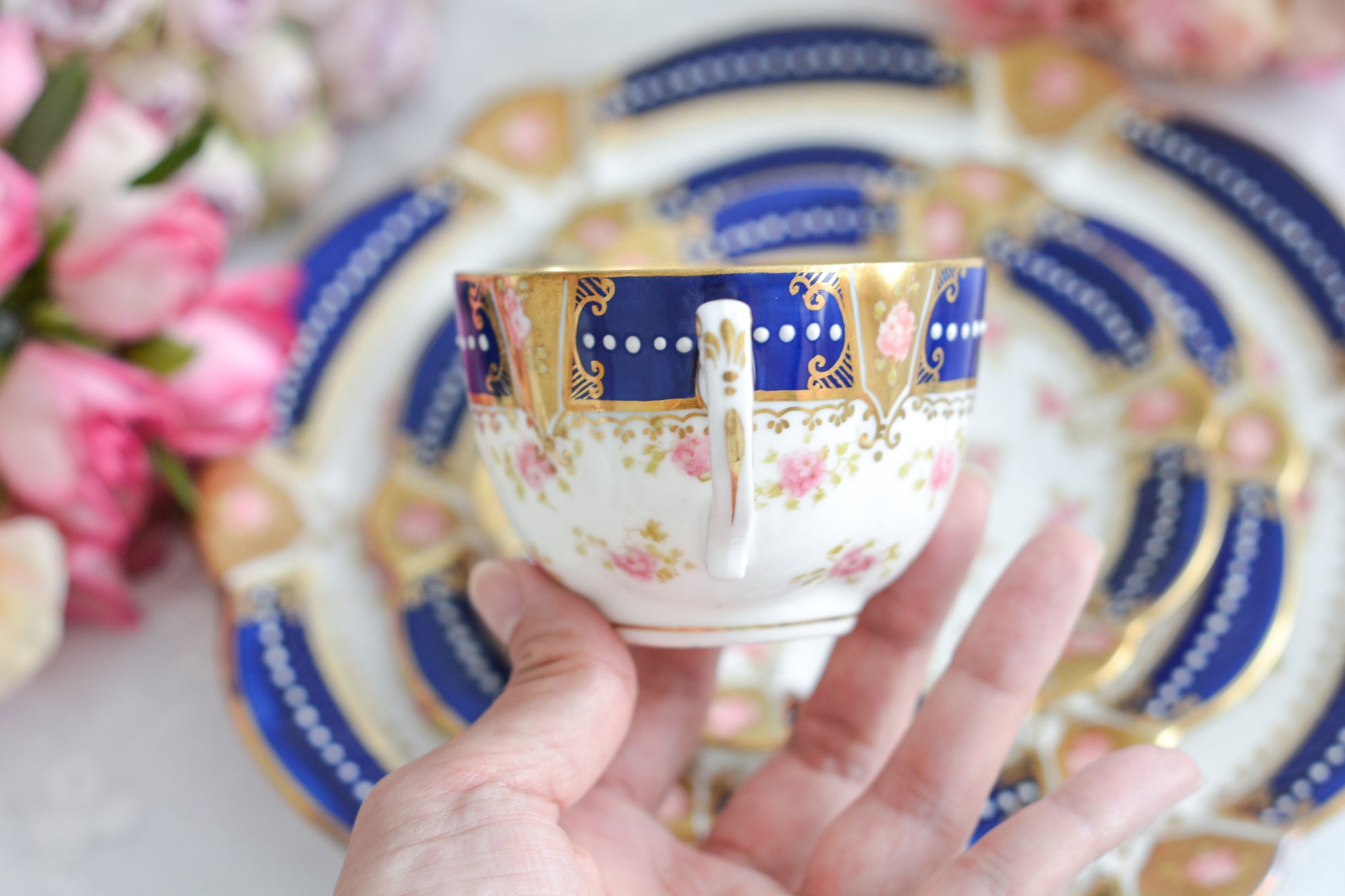 アレートンというメーカーの美しいティートリオです。アレートンは1859年から1942年まで続いたメーカーで、1912年からはコウルドンに買収されました。バックスタンプはコウルドンに引き継がれる以前の物です。美しいコバルトブルーにエナメルのジュールがうってあって、とってもエレガントなティーセットです。カップ&ソーサー、サイドプレート、デザートプレートの4ピースのセットで、お一人分のティータイムにぴったりです。