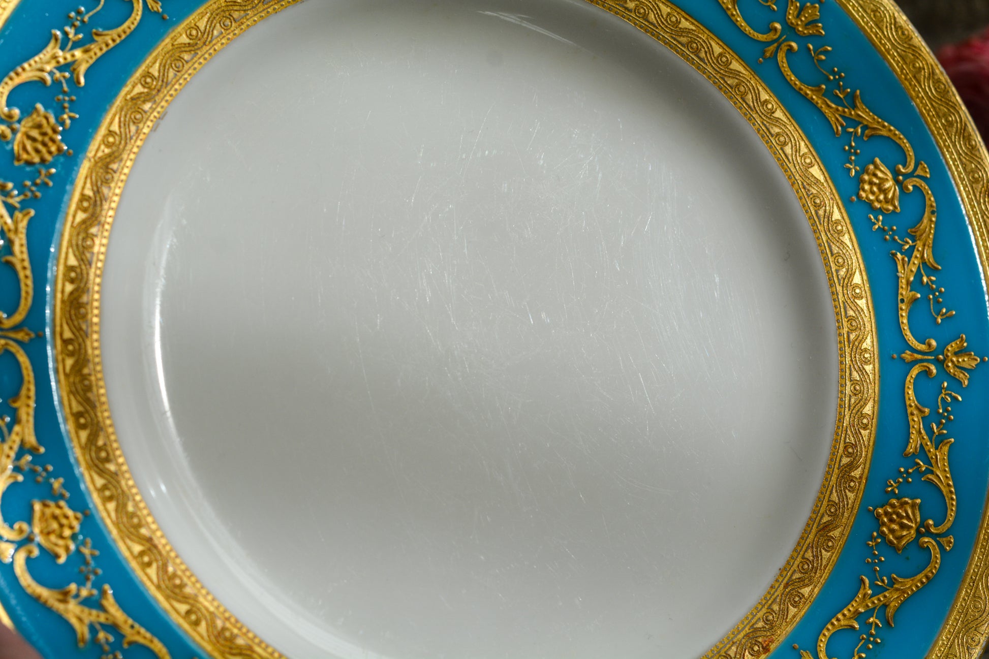 ティファニー社がミントンにオーダーしたプレート。ミントンブルーに金盛りの繊細な模様がとても美しいお品です。ミントンらしいエレガントなデザインはティファニーのイメージにもぴったり。ティファニーは英国の磁器メーカーに特注し、商品をたくさん輸入していました。各メーカーともティファニーの特注品は特にエレガントなデザインが多いです。流行を生み出す力はさすがですね。