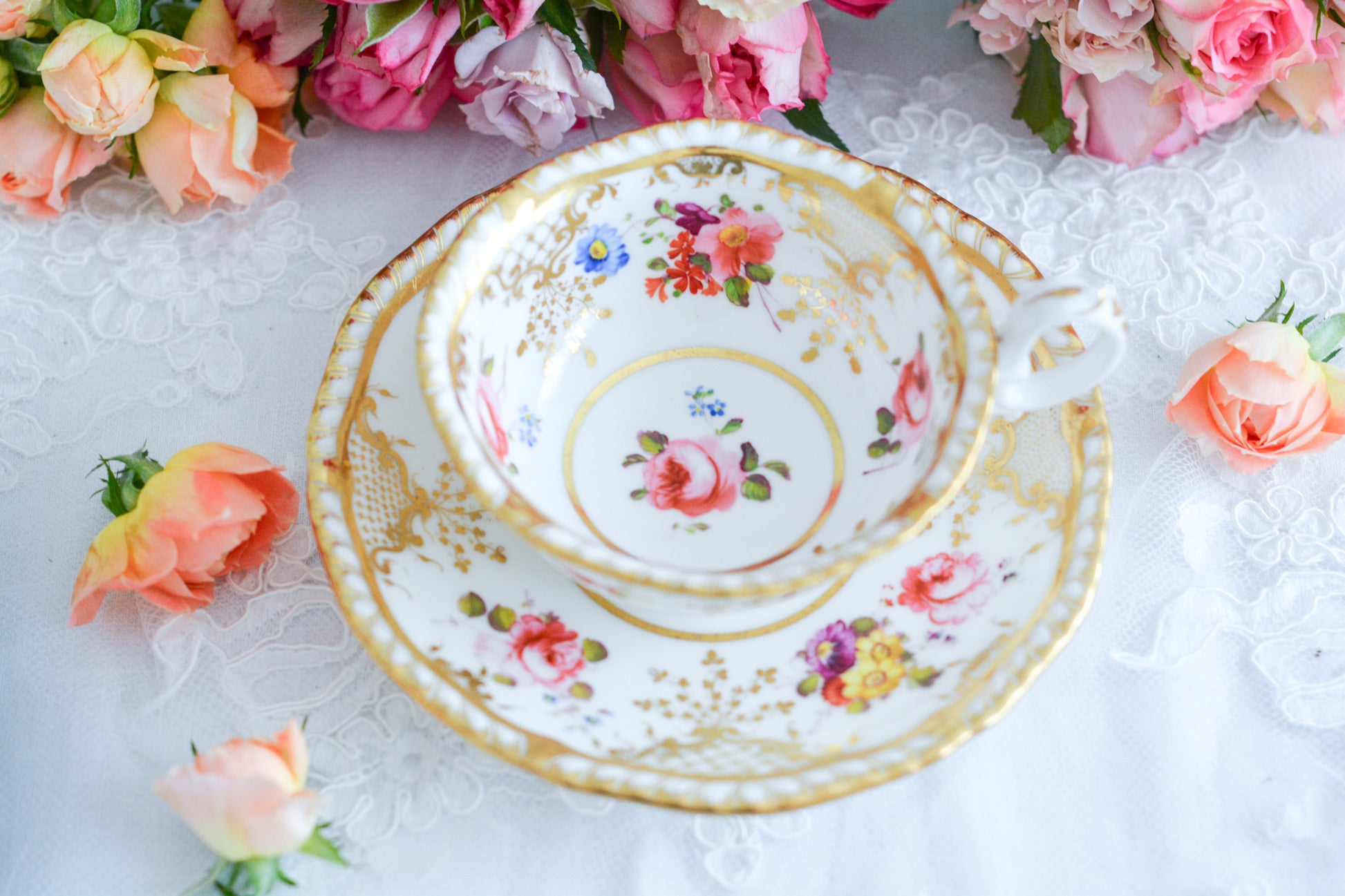 H&Rダニエルは1822年から1846年までという短い期間しか製造していないのですが、とても素晴らしい磁器を作っていたメーカです。数が少なく、作品も素晴らしいとあって世界中にコレクションしている方々がいます。ガドルーンとは縁飾りの模様のことで、こちらはカップの内側についていてセカンドガドルーンと呼ばれています。(外側についているものはファーストガドルーン。)H&Rダニエルの作品はハンドペイント絵付けも大変素晴らしいです。芸術的なカップとなっております。