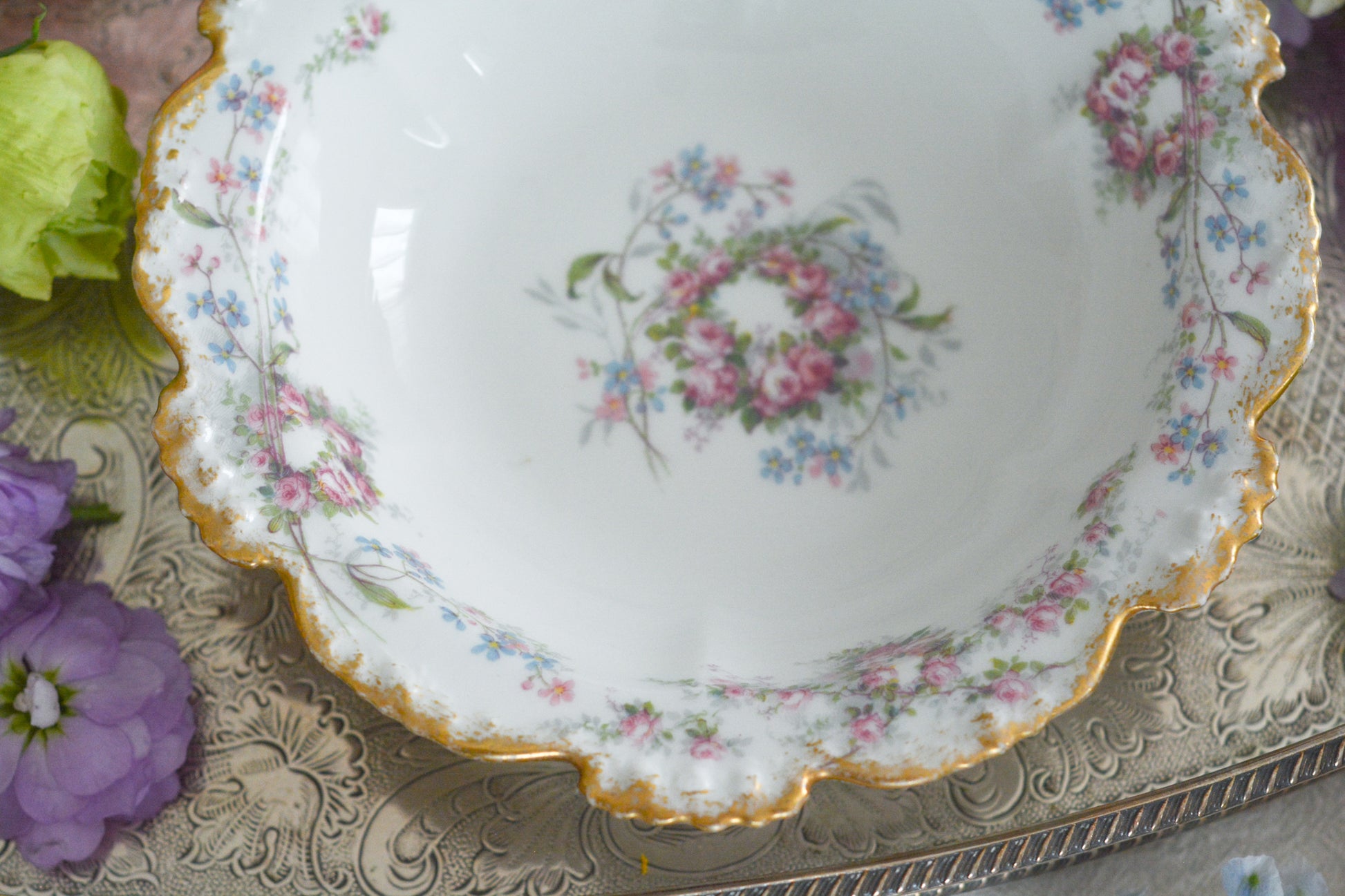 フランスのリモージュ、ジャン・プーヤ工房の可愛らしいボウル。淡いカラーが優しい雰囲気です。フルーツを盛り付けたり、ボンボンやトラジェを盛り付けたら素敵だなと思います。バラと勿忘草の組み合わせはやっぱり可愛い!!です。色々なお菓子を盛り付けてみてくださいね!