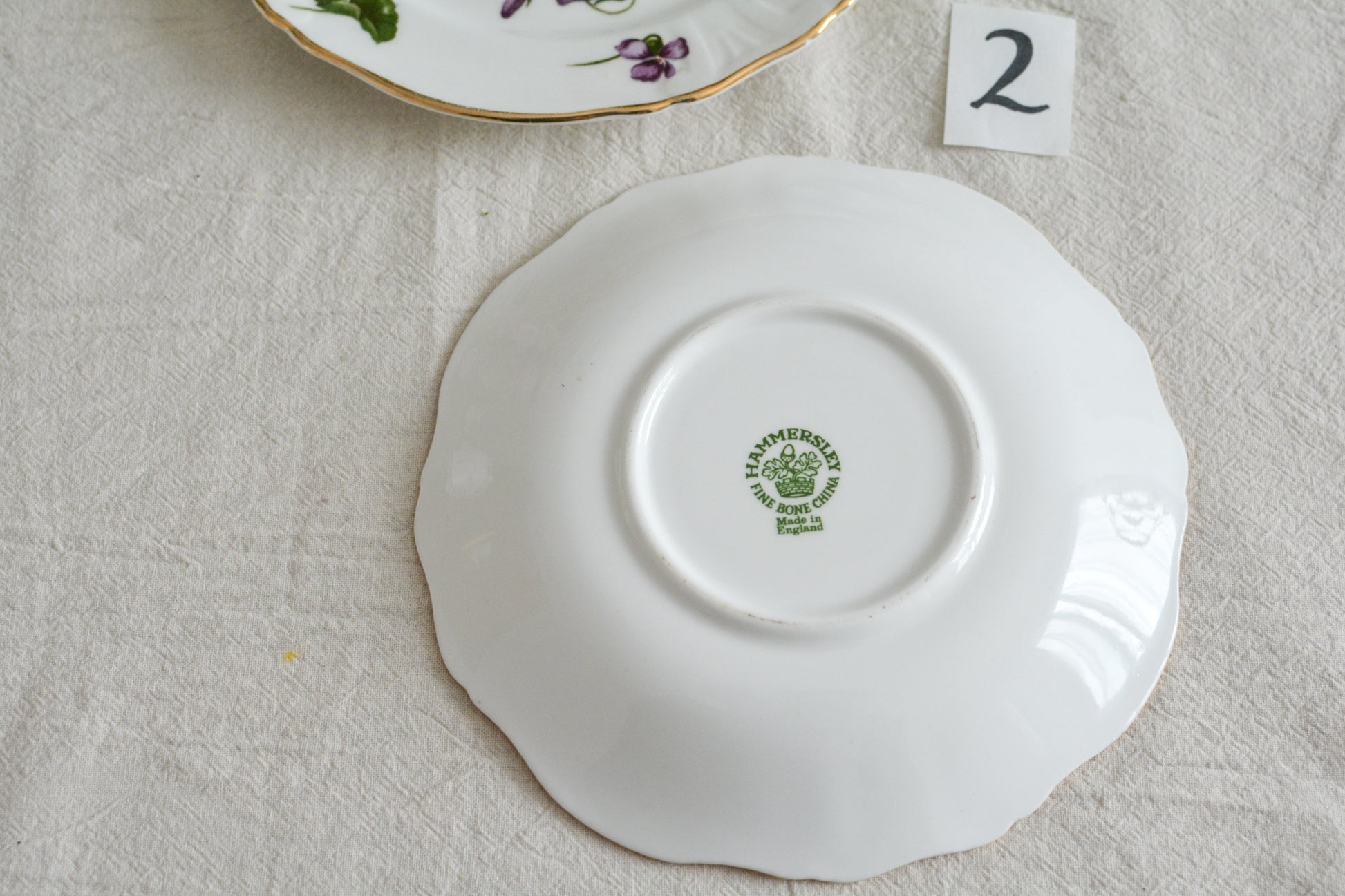 ハマースレイの人気シリーズ、ヴィクトリアンバイオレットシリーズのティートリオ。可憐なすみれの模様と優雅なシェイプがとても美しいお品です。製造年代などですみれの模様が少しずつ違い、それぞれに魅力があります。ハマースレイらしいエレガントなデザインでおうちティータイムを華やかに盛り上げてくれます。こちらは1セットの価格です。在庫が2セットあり、絵柄や色味が少しずつ異なります。トリオ①〜②からお選びください。