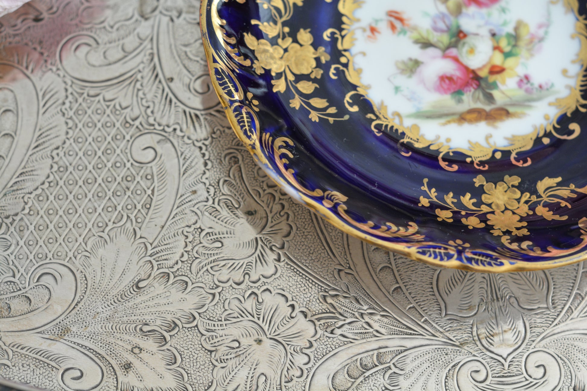 コールポートのロココリバイバル作品のアデレードシェイプ。とても優雅なシェイプで、ハンドペイントで描かれる花々は繊細でとても美しいです。いろいろなデザインが作られていて、シェイプは同じでも絵柄は少しずつ違います。こちらはコバルトブルーに金彩のお花模様が豪華なお品。アデレードシェイプは探すのにとても苦労しますが、見つけた時の喜びはとても大きいものです。金彩の薄れはありますが、貫入のないとても良い状態です。素敵なアデレードシェイプをぜひご覧ください。