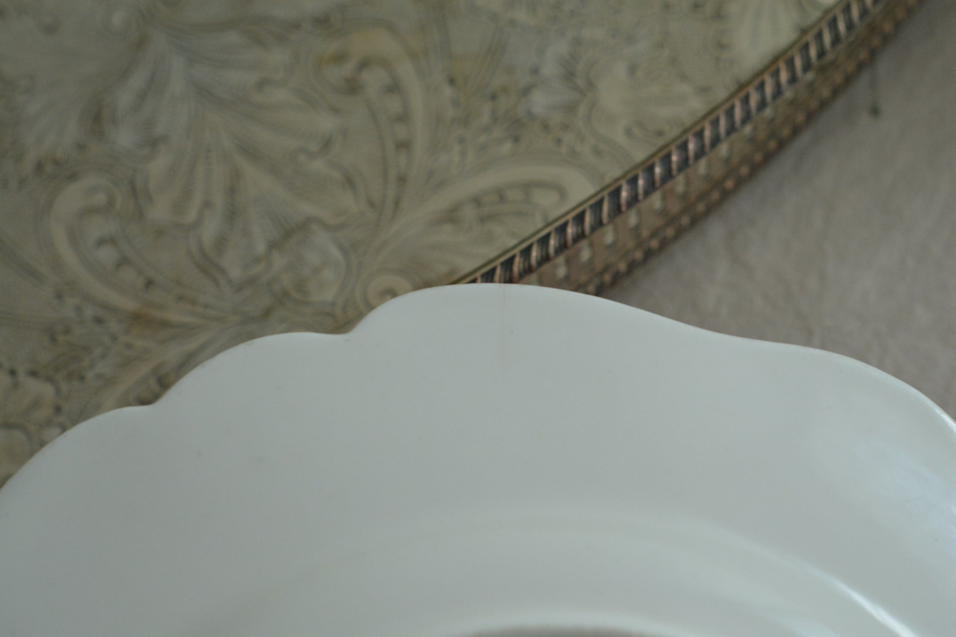 可愛らしいピンクカラーに中央にハンドペイントで丁寧に描かれたブーケの模様が美しいプレートです。エンボスの模様も優雅でチョコレートや小さな焼き菓子、パンどんなものを盛り付けても品よくまとまりそうです。一ヶ所小さなヘアラインがあるためお値打ち価格になっています。