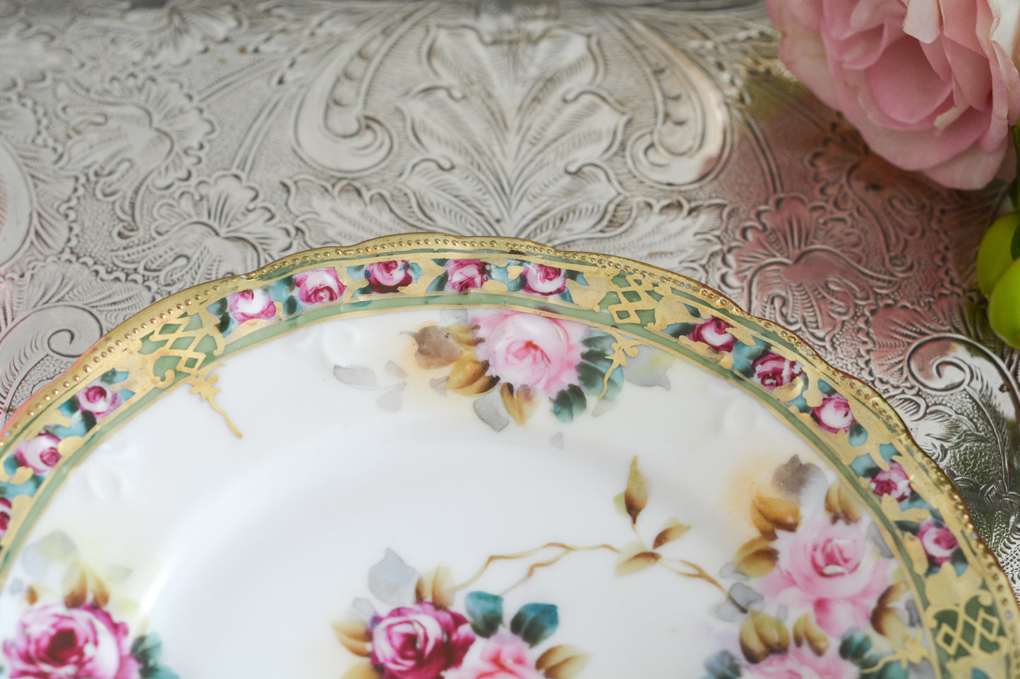 オールドノリタケの里帰り品です。キラキラと輝くティートリオ。クリスマスにもぴったりのお品です。ハンドペイントで描かれたバラに金盛りの美しい模様。さすがノリタケ!ですね。とっても豪華なデザインなのでプレゼントにもぜひどうぞ。