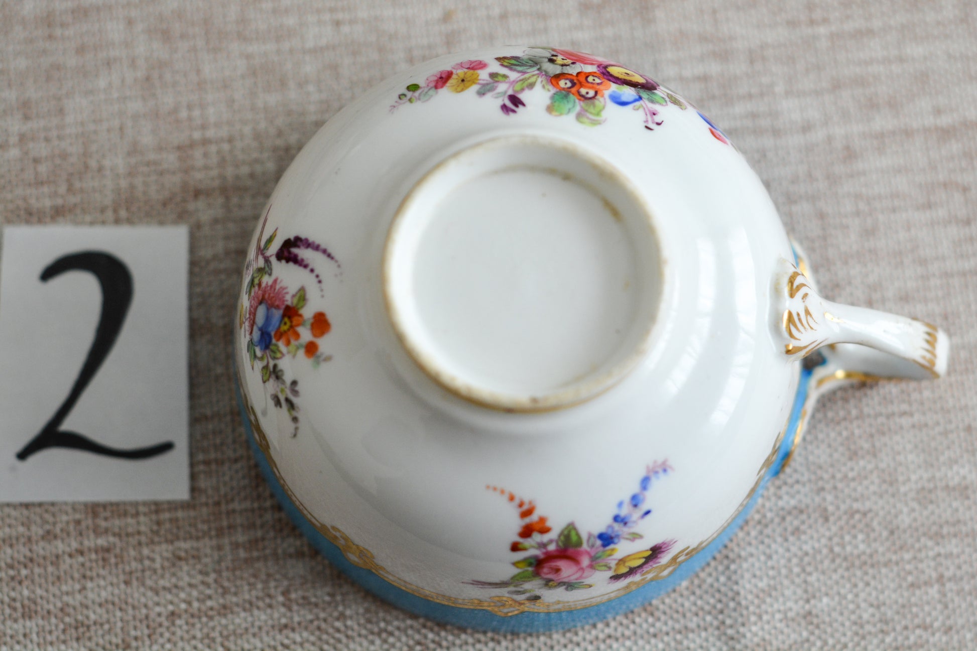 コールポートのハンドペイントで描かれた花々がとても美しいティートリオです。以前色違いのコバルトブルーのトリオをご紹介したことがあります。シリーズ名はないのですが、何色かカラーバリエーションがあります。ターコイズブルーはどのシリーズにおいても貴重なカラー。ターコイズブルーに金彩のコントラストがとても豪華な印象です。特別なティータイムにどうぞ。