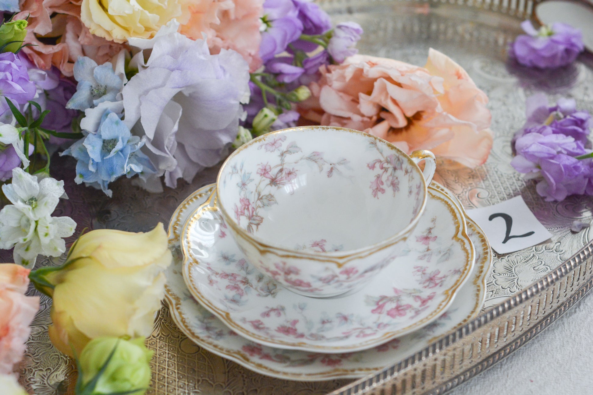 フランスのリモージュ、アビランドのティートリオです。 淡いタッチのお花がとっても可愛らしいです。柔らかで優しげな印象で、癒しのティータイムの時間を過ごせそうですね。これから春のティータイムにもぴったりです。こちらは在庫が2セットございます。ティートリオ①、ティートリオ②からお選びください。