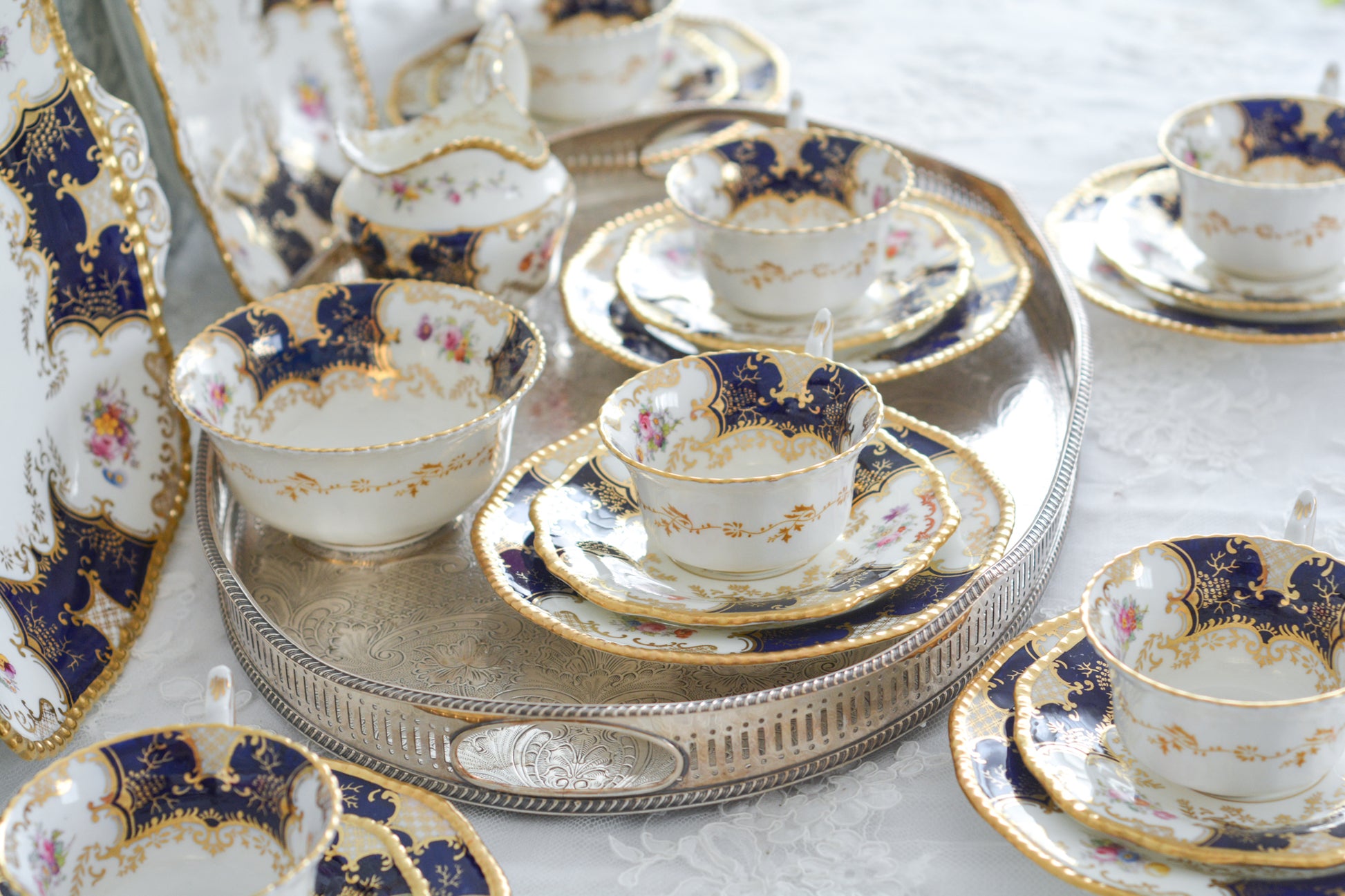 コールポートの代表作と言ってもいい、バットウィングシリーズ。こちらはコバルトブルーのティートリオです。重厚感のあるコバルトブルーと金彩のコントラスト、美しいシェイプ。凛としさ美しさがありオーラを感じます。そしてこちらのお品は、カップの側面にブーケの模様が描かれている珍しいデザインです。最近はバットウィングも探すのがとても困難になってきました。心が躍るカップでティータイムをお楽しみいただけたら嬉しいです。こちらは1セットの価格です。全部で6セット在庫がございます。状態で価格が変わります。