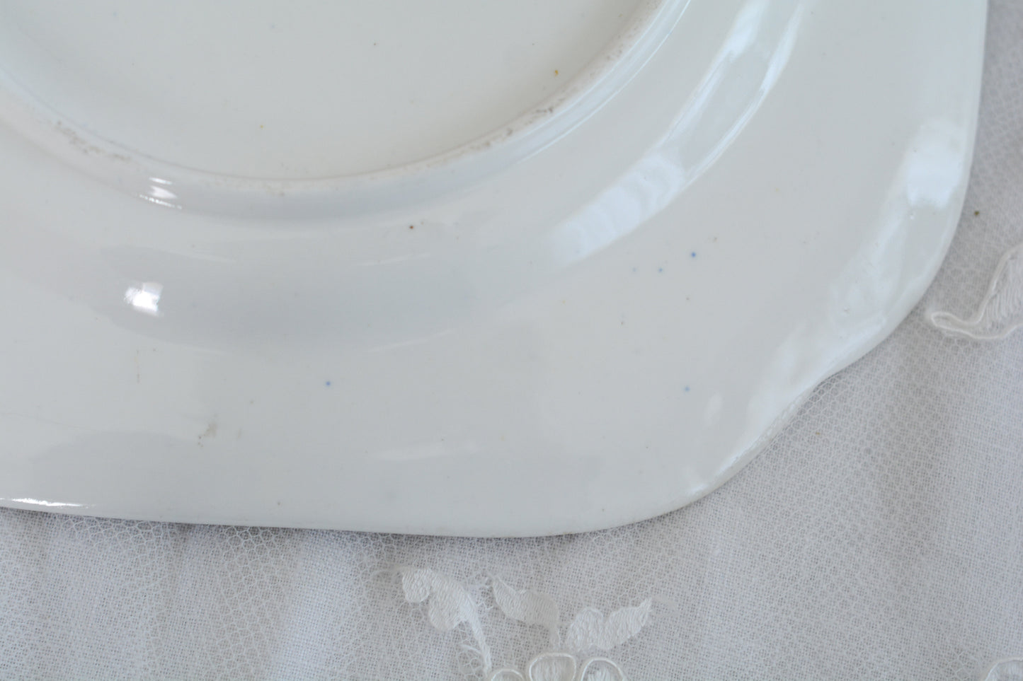 スポードのコバルトブルー地に豪華な金彩模様と手描きで描かれたブーケの模様が美しいプレートです。ちょっと珍しい形をしています。縁の縁飾りのような模様もとても素敵ですね。裏面にはバックスタンプではなく手描きでSpodeと記されています。とても豪華なプレートでキャビネットプレートとして飾ってもとても素敵だなと思います。