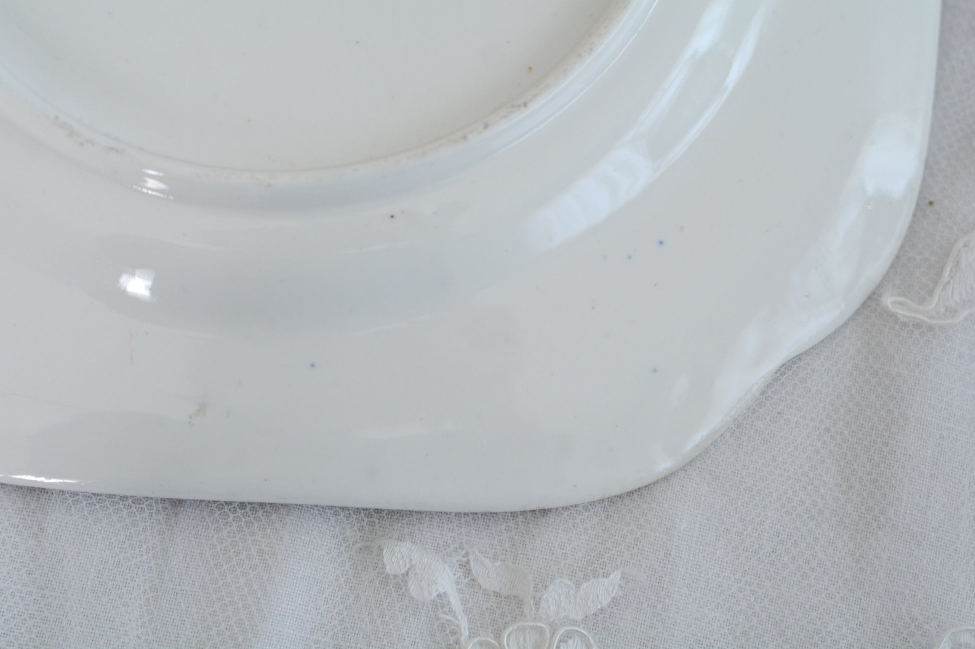 スポードのコバルトブルー地に豪華な金彩模様と手描きで描かれたブーケの模様が美しいプレートです。ちょっと珍しい形をしています。縁の縁飾りのような模様もとても素敵ですね。裏面にはバックスタンプではなく手描きでSpodeと記されています。とても豪華なプレートでキャビネットプレートとして飾ってもとても素敵だなと思います。