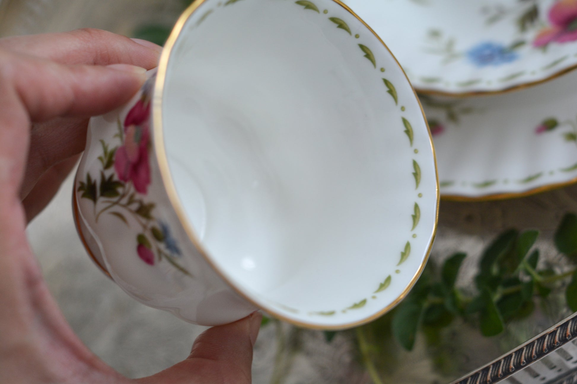 ロイヤルアルバートの人気シリーズの一つ、「フラワーオブマンス」1月から12月までそれぞれの季節のお花がモチーフのシリーズで、ついつい集めたくなってしまう魅力があります。今回ご紹介するのは、8月(August)。8月のお花はポピーです。鮮やかな色合いが夏のティータイムにぴったり!貴重なデザートプレート付きのトリオとなっております。8月生まれの方、コレクションしていらっしゃる方、お探しの方もぜひ。