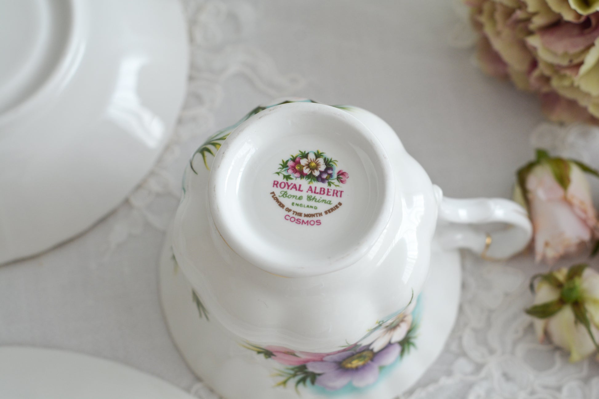 ロイヤルアルバートの人気シリーズの一つ、「フラワーオブザマンス」1月から12月までそれぞれの季節のお花がモチーフのシリーズで、ついつい集めたくなってしまう魅力があります。今回ご紹介するのは、10月(Octber)。10月のお花はコスモスです。柔らかな色合いのコスモスにターコイズブルーがアクセントの可愛らしいセットです。今回はティートリオにデザートプレートのついた珍しい4ピースセットが入荷しました!秋のティータイムをお楽しみください。