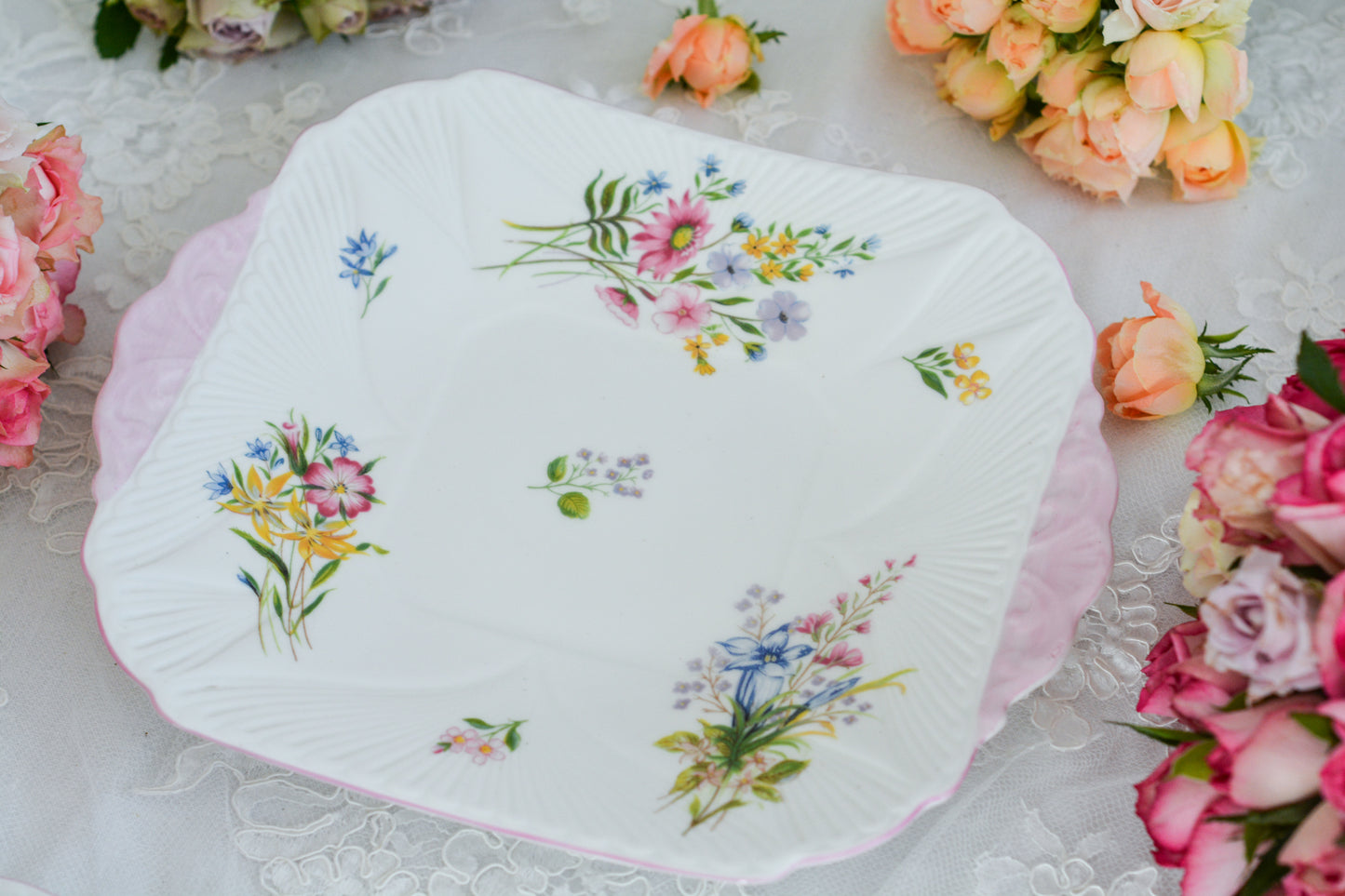 シェリーのワイルドフラワーシリーズの可愛らしいB&Bプレート(ブレッド&バタープレート)。イギリスの色とりどりの野花が散りばめられていて、パステルピンクの縁取りとハンドルがとても可愛らしいお品です。B&Bプレートの「B&B」は「ブレッド&バター」のことでパンやお菓子を盛り付けるのに便利なプレートです。