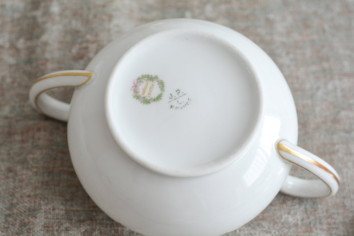 フランスのリモージュ、ジャン・プーヤ工房のシュガー入れです。絵柄はシンプルですが、上品でクリスマスのティータイムやテーブルコーディネートにぴったりなお品。テーブルを彩ります。クリスマス企画の特別価格になっています。 同じデザインのティートリオ、ミルクジャグ、サービングプレート、小さなプレート、とても小さなプレートのセットを別で掲載していますのでセットでコーディネートもお楽しみいただけます。