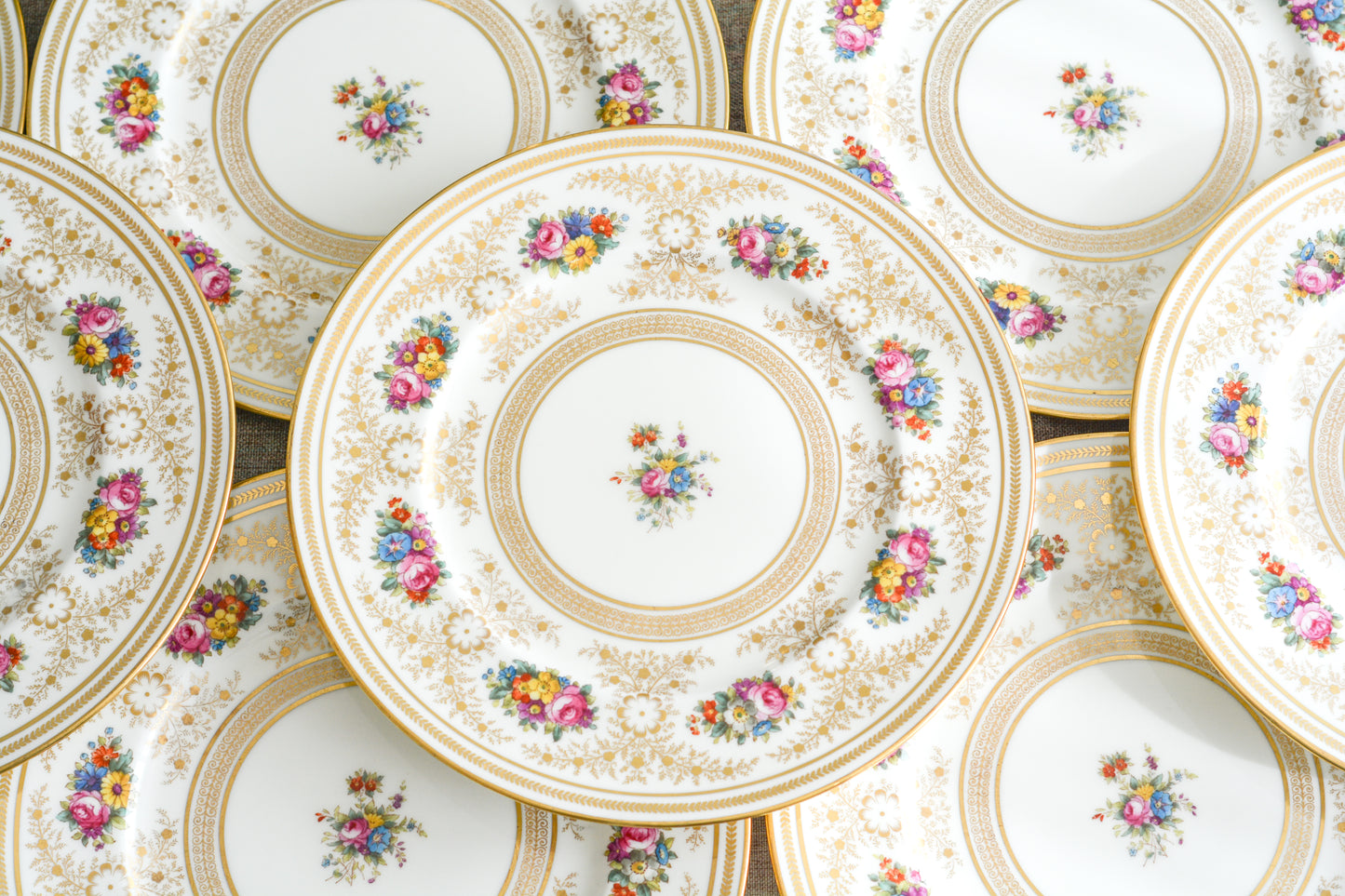 コウルドンの美しいディナープレートです。繊細な金彩模様にハンドペイントで描かれた可愛らしいお花たち。コウルドンらしいエレガントで上品なデザインです。ディナープレートとしてはもちろん、サービングプレートやアンダープレートとしてもお使いいただけるサイズです。クリスマスのテーブルコーディネートをお楽しみくださいませ。  今回お値打ちに仕入れることが出来たため、特別価格となっております。 価格は1枚の価格です。在庫が全部で11枚ございます。