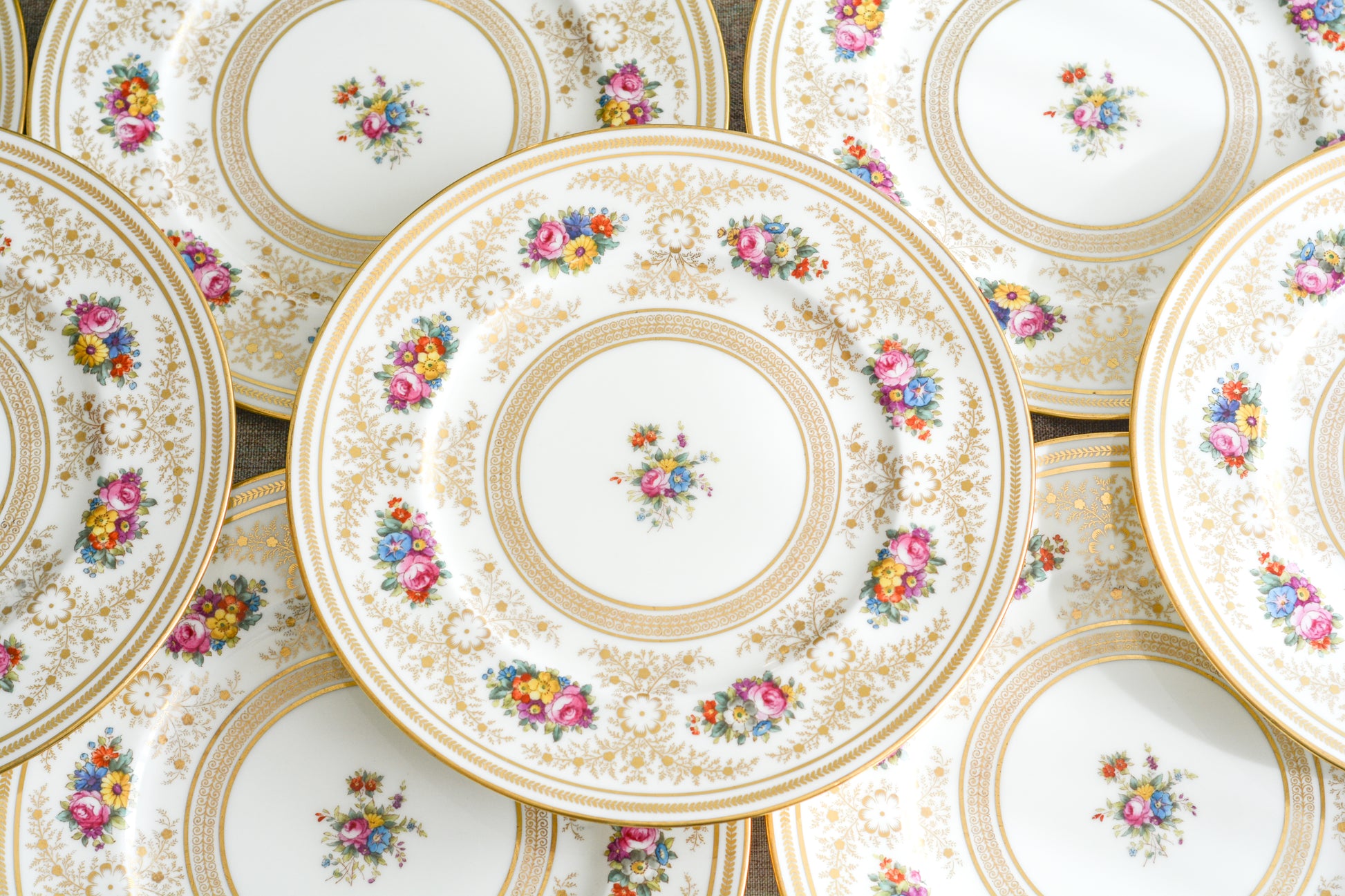 コウルドンの美しいディナープレートです。繊細な金彩模様にハンドペイントで描かれた可愛らしいお花たち。コウルドンらしいエレガントで上品なデザインです。ディナープレートとしてはもちろん、サービングプレートやアンダープレートとしてもお使いいただけるサイズです。クリスマスのテーブルコーディネートをお楽しみくださいませ。  今回お値打ちに仕入れることが出来たため、特別価格となっております。 価格は1枚の価格です。在庫が全部で11枚ございます。