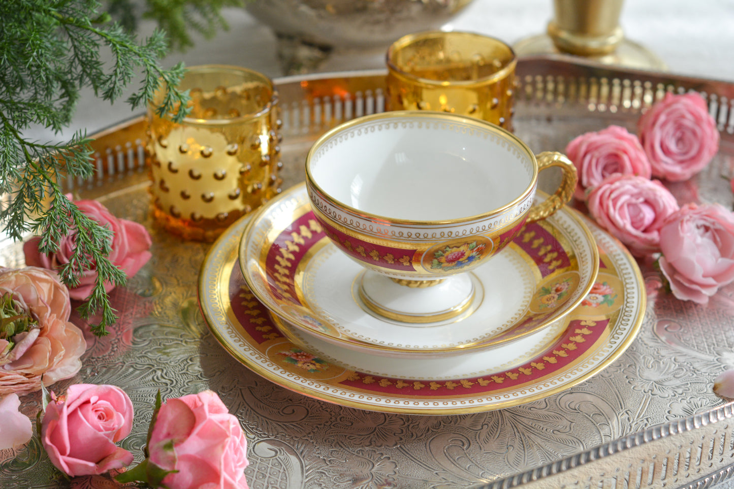 コウルドンの素晴らしいティートリオ。カップのハンドルはロープハンドルと呼ばれるデザインで、コウルドン前身のブラウンウエストヘッドムーア社が製造していたデザインです。リッジウェイ時代の豪華絢爛な作風を残しつつ、より洗練されたデザインへと昇華していったブラウンウエストヘッドムーア社。ロープハンドルはそんなブラウンウエストヘッドムーアの代表的なデザイン。数も少ないので大変人気があります。カップにはコウルドンのバックスタンプがあるのでコウルドンが引き継いで作られたお品だと思うのですが、ソーサーのダイヤモンドマークは1868年9月25日に登録されたことを示しています。ソーサーだけ古い感じはしないので、このダイヤモンドマークはこのお品ではなく、デザインの商標登録を示しているのかもしれません。アンティークは色々なストーリーを考える楽しみを与えてくれますね。