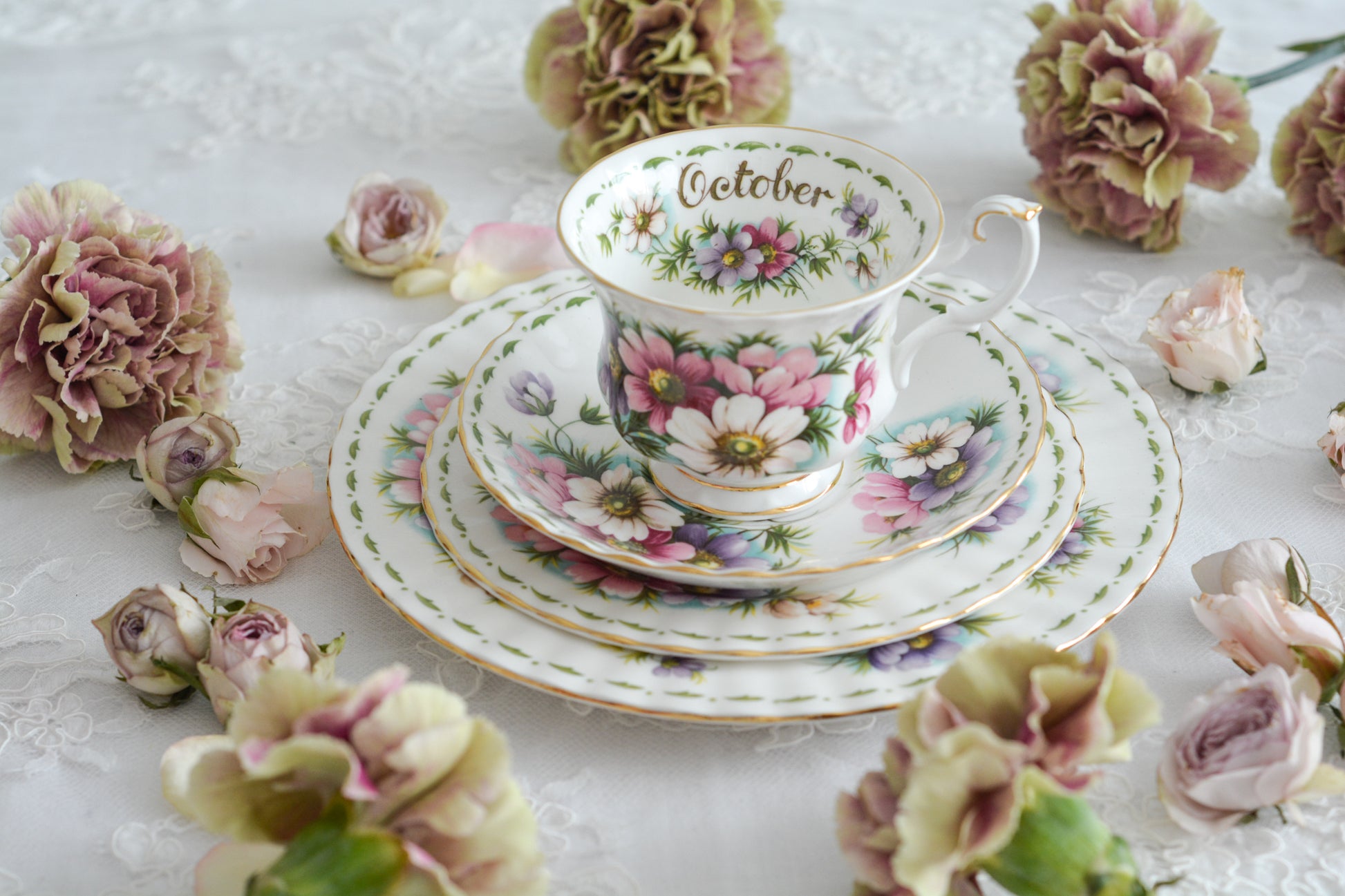 ロイヤルアルバートの人気シリーズの一つ、「フラワーオブザマンス」1月から12月までそれぞれの季節のお花がモチーフのシリーズで、ついつい集めたくなってしまう魅力があります。今回ご紹介するのは、10月(Octber)。10月のお花はコスモスです。柔らかな色合いのコスモスにターコイズブルーがアクセントの可愛らしいセットです。今回はティートリオにデザートプレートのついた珍しい4ピースセットが入荷しました!秋のティータイムをお楽しみください。