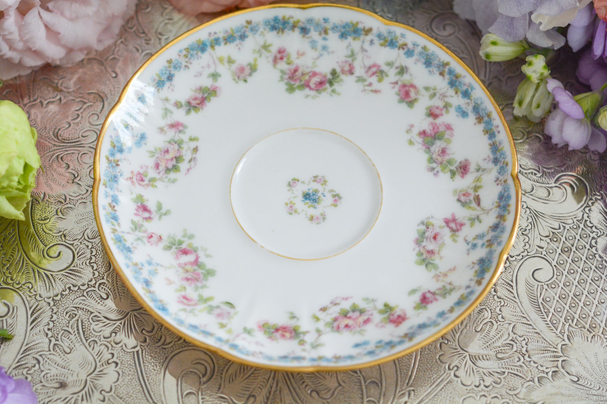 バラのガーランドと勿忘草がとっても可憐なフランスのアビランドリモージュのカップ&ソーサーです。同じ勿忘草の模様の330番もとても人気がありますが、271番は製造数がさらに少なくなかなか出回りません。優しいタッチで絵付けされていて、ハンドル部分の模様も可愛らしいです。見ているだけで優しい気持ちになります。可愛らしいカップでぜひティータイムをお楽しみくださいませ。