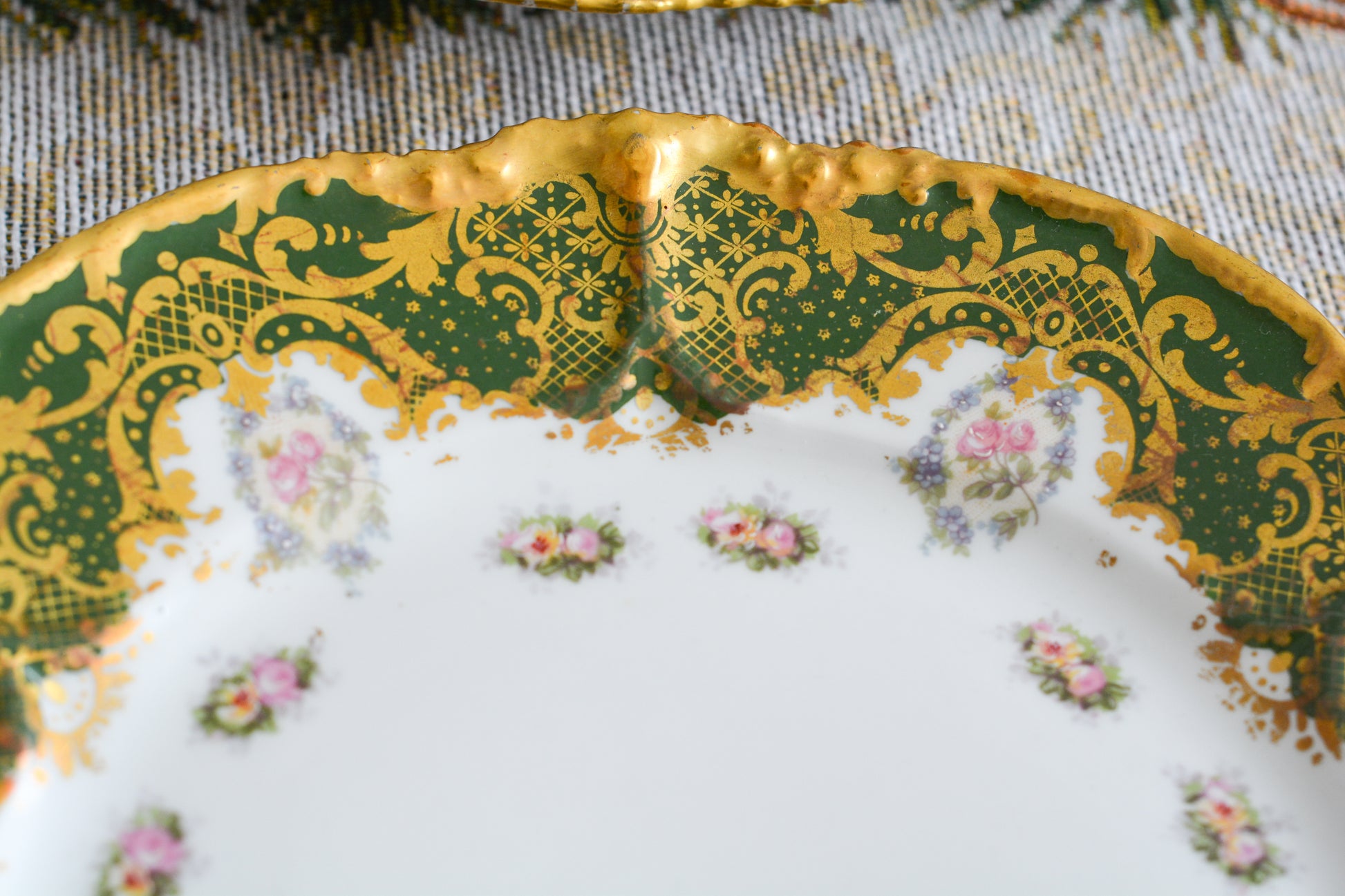 フランスのリモージュのプレートがやってきました。ジャン・プーヤ工房のデザートプレートで、深い緑の縁取りに繊細なタッチのお花がとても美しい1枚です。英国のタッチとはまた違った趣きがあり、エレガントで繊細な雰囲気。クリスマスのテーブルにもぴったりな色合いでテーブルを華やかに盛り上げてくれるプレートです。  こちらは1枚の価格です。クリスマス企画の特別価格になっています。在庫が全部で8枚ございます。状態の良いものから順番にお送りいたします。