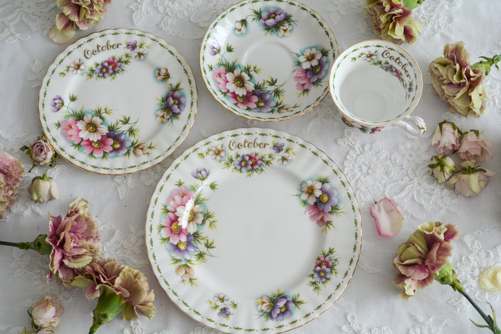 ロイヤルアルバートの人気シリーズの一つ、「フラワーオブザマンス」1月から12月までそれぞれの季節のお花がモチーフのシリーズで、ついつい集めたくなってしまう魅力があります。今回ご紹介するのは、10月(Octber)。10月のお花はコスモスです。柔らかな色合いのコスモスにターコイズブルーがアクセントの可愛らしいセットです。今回はティートリオにデザートプレートのついた珍しい4ピースセットが入荷しました!秋のティータイムをお楽しみください。