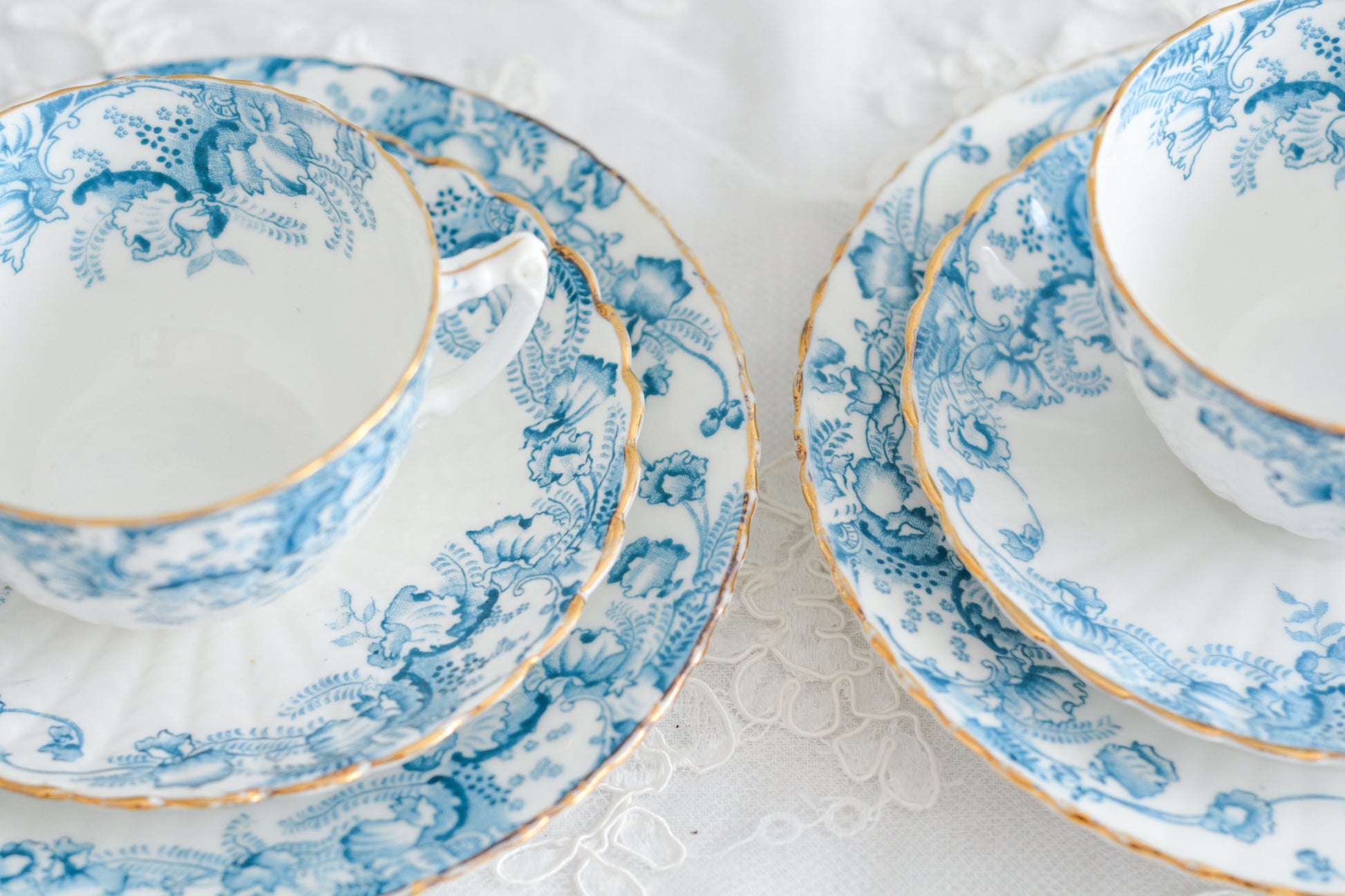 サミュエル・ラドフォードというメーカーの可愛らしいティートリオです。サミュエル・ラドフォードはスタッフォードシャーのメーカーで、1879年から1957年まで創業していました。こちらはブルーの転写模様がとても美しく地模様もとても可愛らしいお品です。同じパターンのミルクジャグ&シュガーボウル、色違いのデザートプレートも別で掲載しています。  こちらは1セットの価格です。全部で6セットあります。状態の良いものからお送りします。