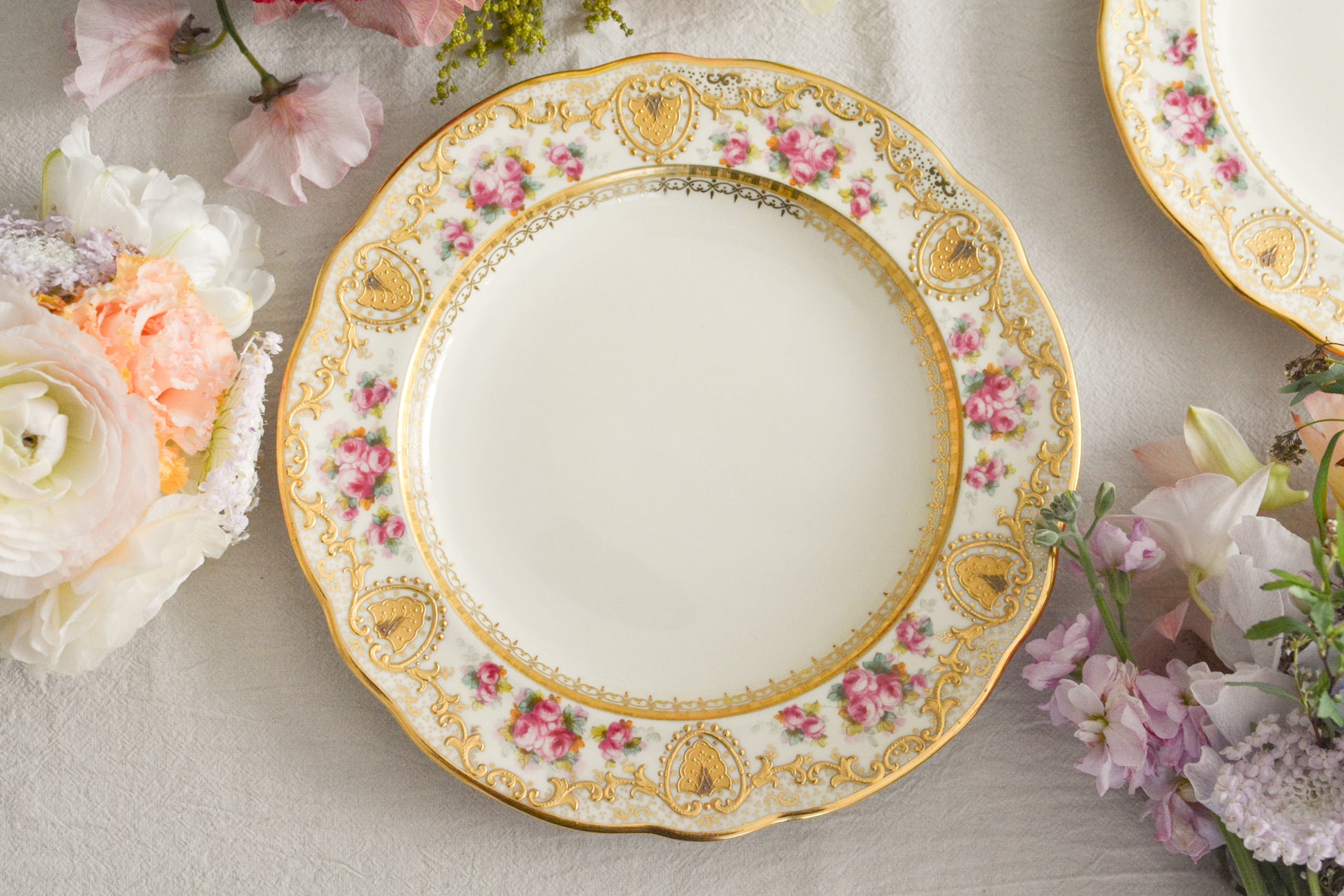 コープランドのエレガントなプレートが入荷しました。以前ご紹介したことのあるプレートです今回また出会うことができました。クリームカラーの地のお色に金盛りの繊細な模様に、可憐なバラが描かれた大変美しいプレート。ティータイムを華やかに盛り上げてくれそうです。裏面には、サインが入っています。こちらは1枚の価格です。在庫が2枚ございます。プレート①〜②からお選びください。