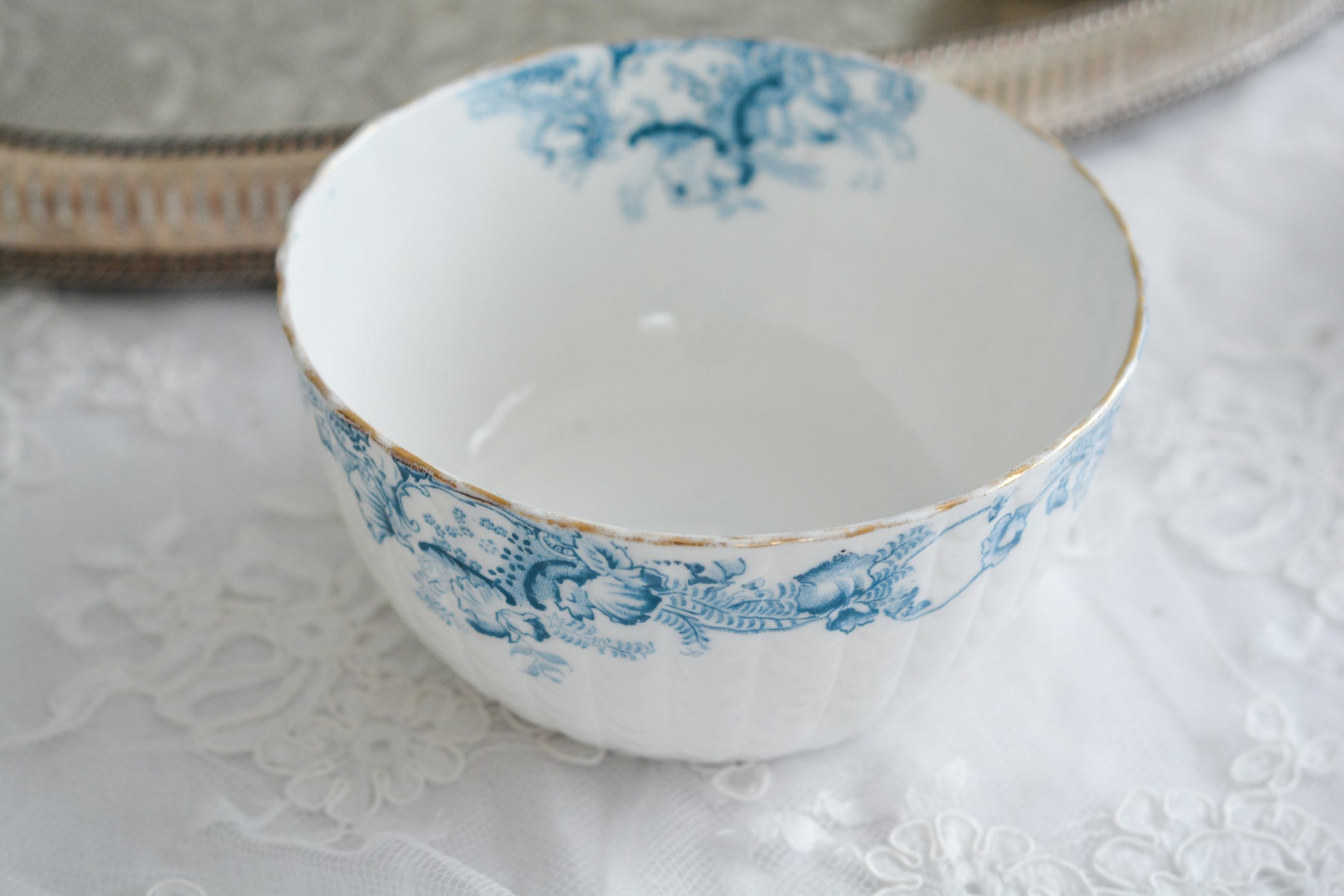 サミュエル・ラドフォードというメーカーの可愛らしいティートリオです。サミュエル・ラドフォードはスタッフォードシャーのメーカーで、1879年から1957年まで創業していました。こちらはブルーの転写模様がとても美しく地模様もとても可愛らしいお品です。同じパターンのティートリオと色違いのデザートプレートも別で掲載しています。