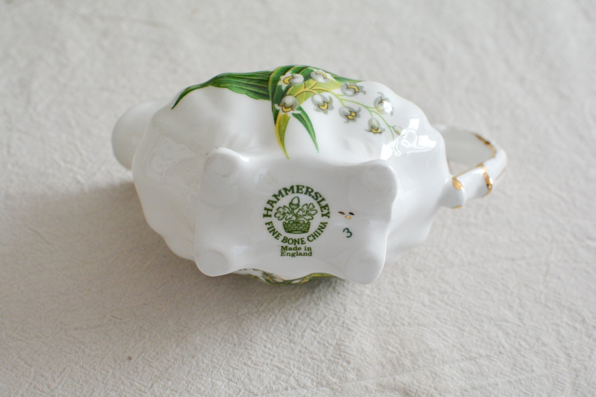 ハマースレイのスズランの絵柄が可愛らしいシュガー入れとミルクジャグ。このスズランのシリーズは人気がありますが、ヴィクトリアンバイオレットよりも生産数が少ないのか、なかなか見つかりません。優美なシェイプと美しいスズランの模様がとてもマッチしていて素敵なお品です。こちらはシュガー入れとミルクジャグの2点セットです。