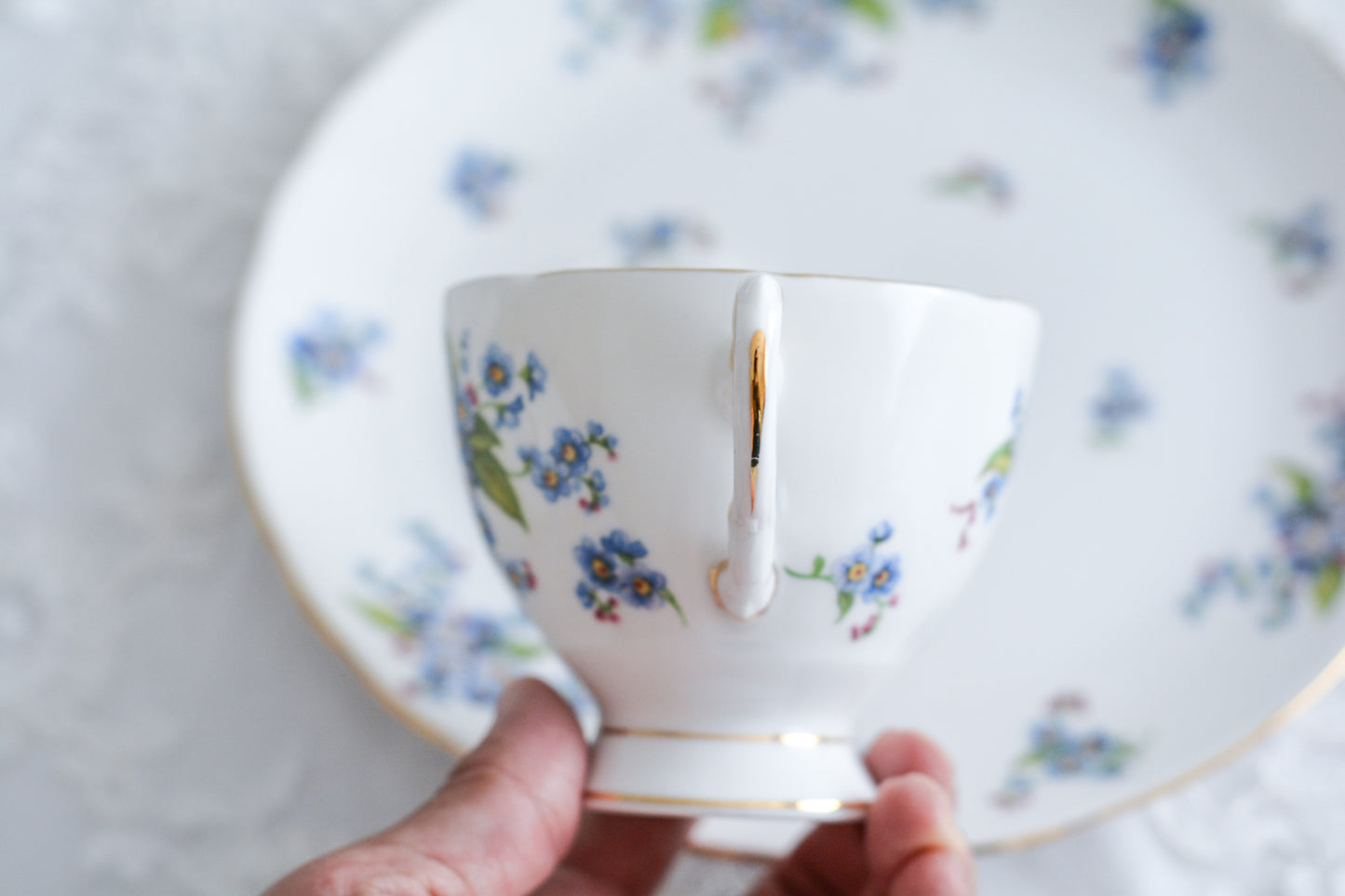 タスカンの勿忘草が大変可愛らしいテニスセットです。勿忘草がモチーフのヴィンテージ食器は色々なメーカーで作られています。このタスカンのトリオの勿忘草はとても優しい雰囲気ですね。テニスセットはソーサーがプレートと一体化している形のセットで、20世紀初め頃からスポーツ観戦時にビスケットなどのお菓子と紅茶を楽しむために作られました。主にテニスを観戦する際に重宝されたので、テニスセットと呼ばれるようになりました。気軽に紅茶とお菓子を楽しめる便利なセットです。