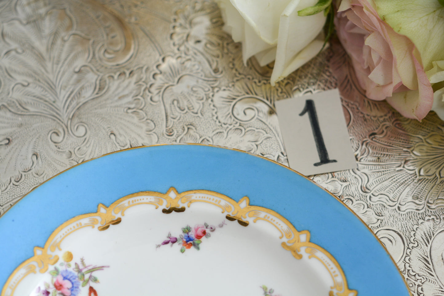 コールポートのハンドペイントで描かれた花々がとても美しいティートリオです。以前色違いのコバルトブルーのトリオをご紹介したことがあります。シリーズ名はないのですが、何色かカラーバリエーションがあります。ターコイズブルーはどのシリーズにおいても貴重なカラー。ターコイズブルーに金彩のコントラストがとても豪華な印象です。特別なティータイムにどうぞ。