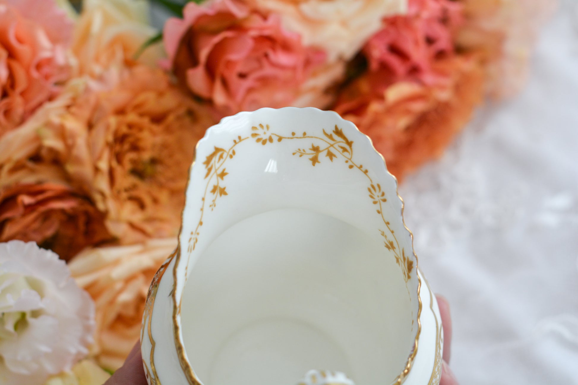 コールポートの人気シリーズのバットウィング。こちらはコバルトブルーカラーが美しいミルクジャグです。優美なデザインでとても存在感のあるミルクジャグはテーブルに花を添えてくれますね。ミルクジャグは元々ティートリオよりも数が少ないのですが、バットウィングシリーズは年々見つけることが困難になっております。こちらはとても状態の良い子で、お探しの方に見つけていただけましたら嬉しいです。