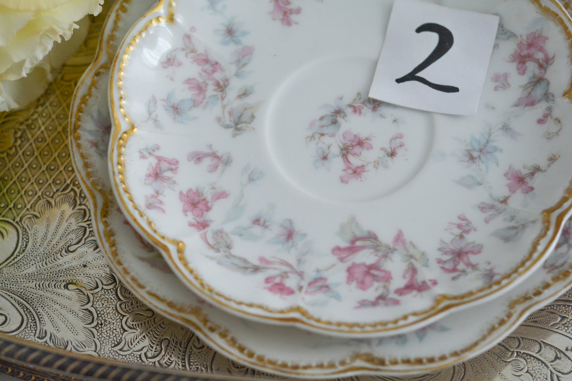 フランスのリモージュ、アビランドのティートリオです。 淡いタッチのお花がとっても可愛らしいです。柔らかで優しげな印象で、癒しのティータイムの時間を過ごせそうですね。これから春のティータイムにもぴったりです。こちらは在庫が2セットございます。ティートリオ①、ティートリオ②からお選びください。